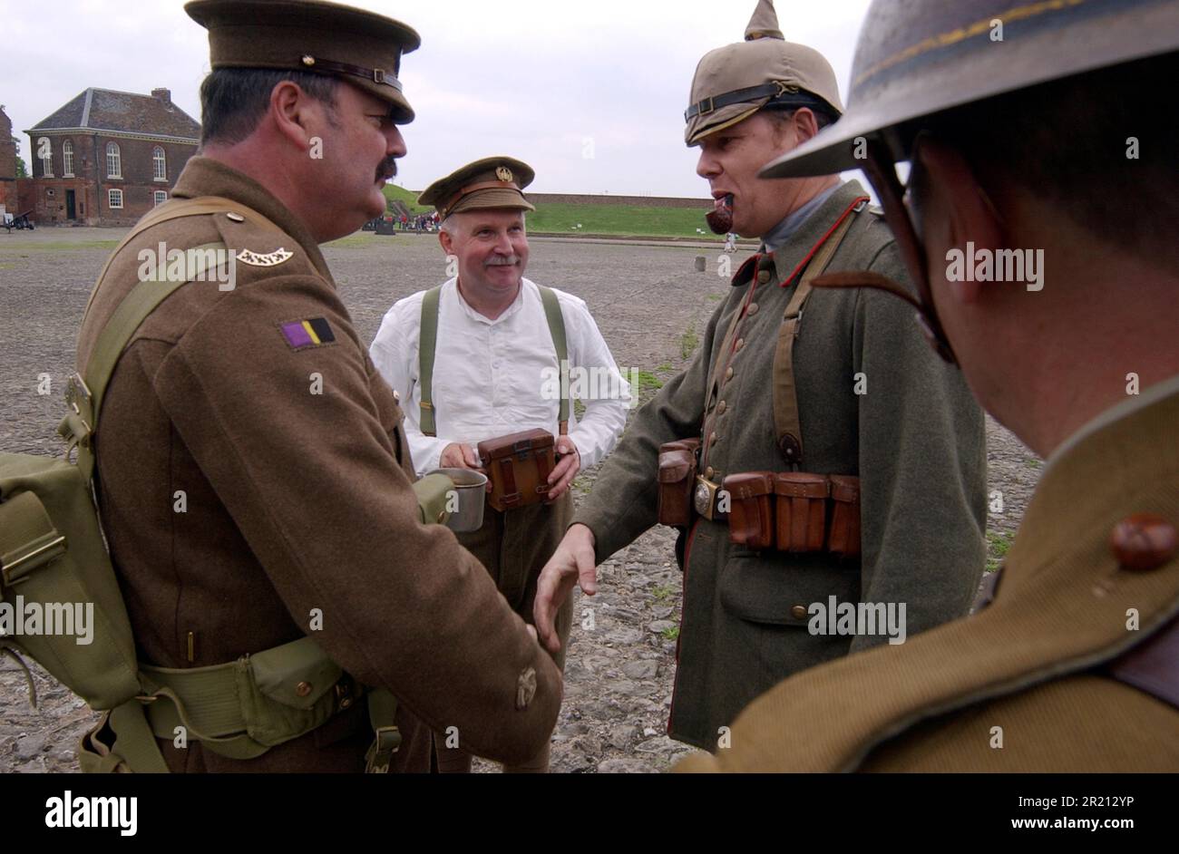 Foto von Soldaten, die während einer Nachstellung der Schlacht der Somme in Tilbury Fort, Fort Road, Tilbury, Essex für die Schlacht bereit sind. Das Ereignis „Somme Remember“ war Teil einer Gedenkfeier zum englischen Kulturerbe am 90. Jahrestag der berüchtigtsten Schlacht des Großen Krieges. Stockfoto