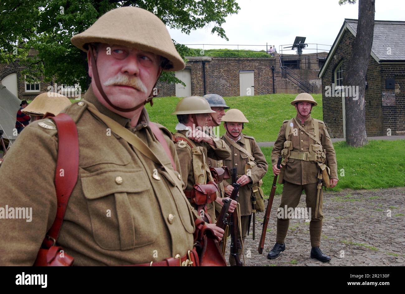 Foto von Soldaten, die während einer Nachstellung der Schlacht der Somme in Tilbury Fort, Fort Road, Tilbury, Essex für die Schlacht bereit sind. „The Somme Remined“ war Teil einer Gedenkfeier zum englischen Kulturerbe am 90. Jahrestag der berüchtigtsten Schlacht des Großen Krieges. Stockfoto