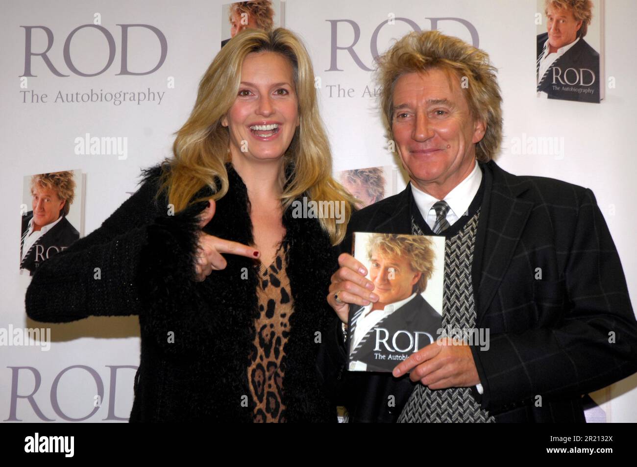 Foto von Rod Stewart mit seiner Frau Penny Lancaster, die von Hunderten von Fans begrüßt wurde, als er seine Autobiografie im Epping Bookstore, Epping, Essex unterzeichnete. Stockfoto