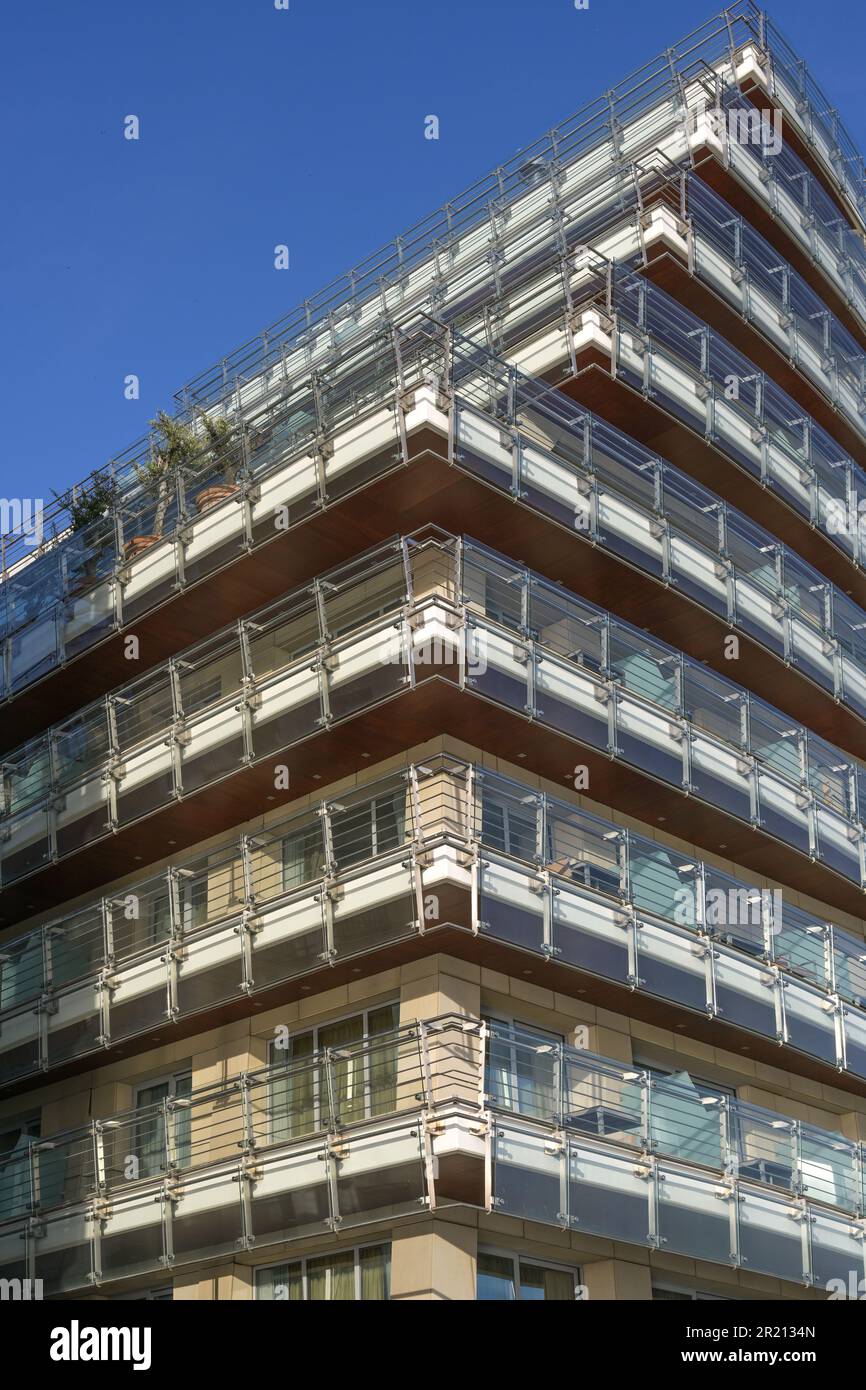 Mehrstöckiges modernes Wohngebäude mit umliegenden Balkonen mit gläsernen Geländern am Meer in Thessaloniki, Griechenland, blauer Himmel, ausgewählter Fokus Stockfoto