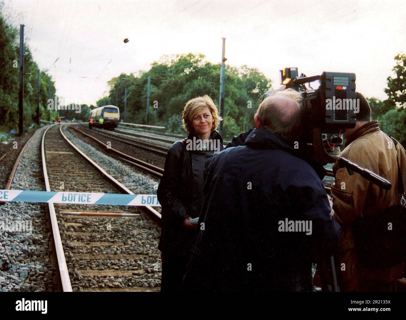 Ein Foto zeigt die Szene nach dem Zugunglück von Hatfield zwischen Welham Green und Hatfield, Hertfordshire, Großbritannien. Es wurde durch eine Metallermüdung verursacht, die vier Menschen tötete und mehr als 70 verletzt. Stockfoto