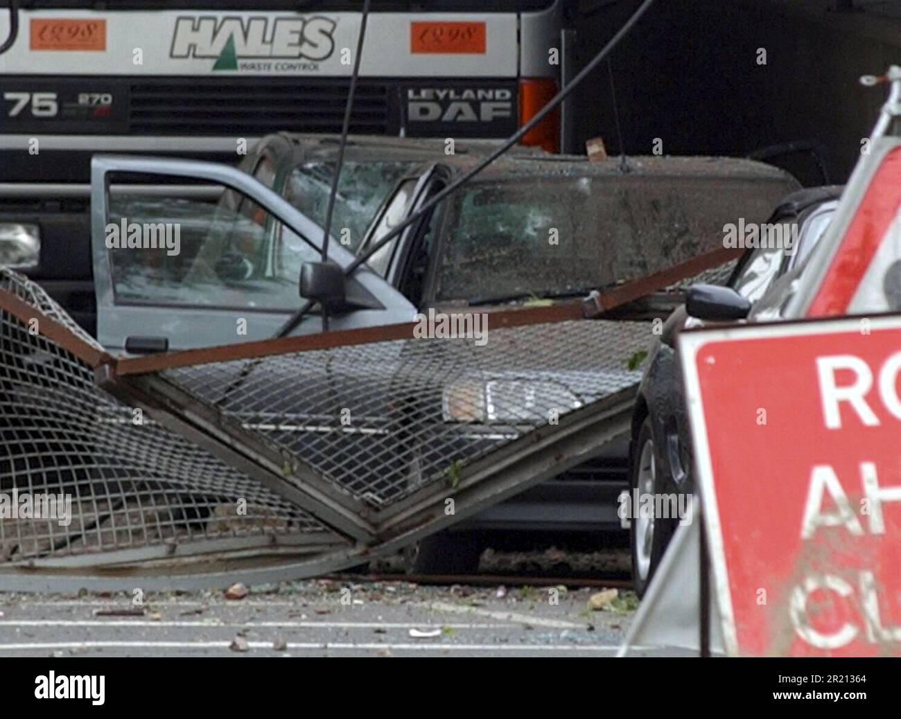 Ein Foto zeigt die Szene nach dem Zugunglück von Hatfield zwischen Welham Green und Hatfield, Hertfordshire, Großbritannien. Es wurde durch eine Metallermüdung verursacht, die vier Menschen tötete und mehr als 70 verletzt. Stockfoto