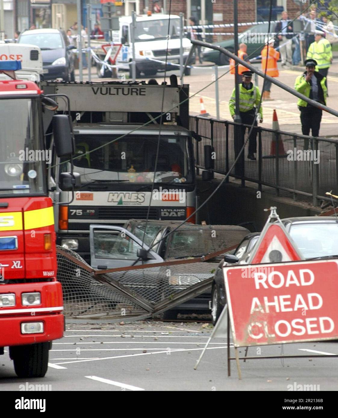 Ein Foto zeigt die Szene nach dem Zugunglück von Hatfield zwischen Welham Green und Hatfield, Hertfordshire, Großbritannien. Es wurde durch eine Metallermüdung verursacht, die vier Menschen tötete und mehr als 70 verletzt. Stockfoto