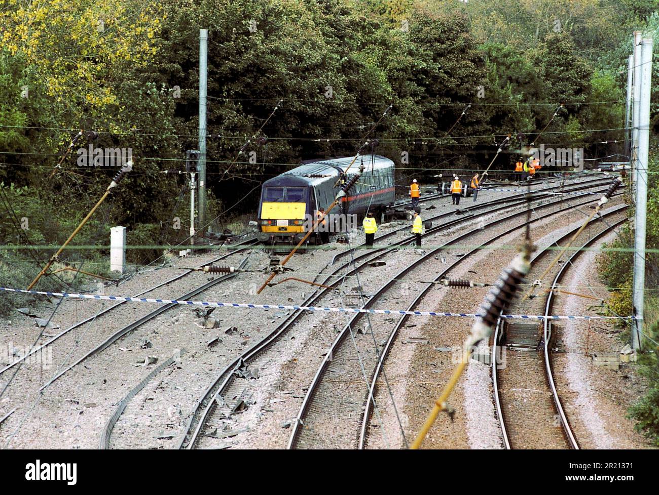 Ein Foto zeigt die Szene nach dem Zugunglück von Hatfield zwischen Welham Green und Hatfield, Hertfordshire, Großbritannien. Es wurde durch eine Metallermüdung verursacht, die vier Menschen tötete und mehr als 70 verletzt. Stockfoto