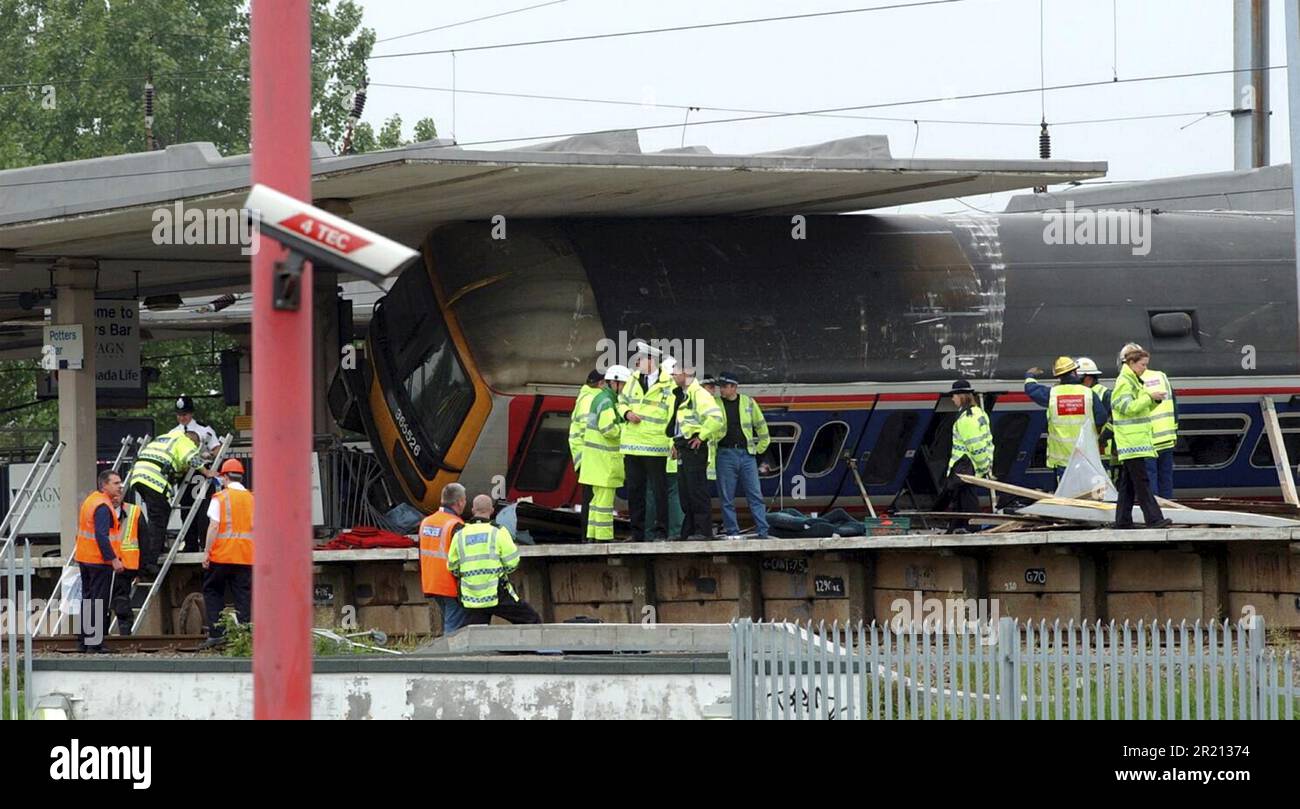 Ein Foto zeigt die Szene nach dem Zugunglück von Hatfield zwischen Welham Green und Hatfield, Hertfordshire, Großbritannien. Es wurde durch eine Metallermüdung verursacht, die vier Menschen tötete und mehr als 70 verletzt. Stockfoto