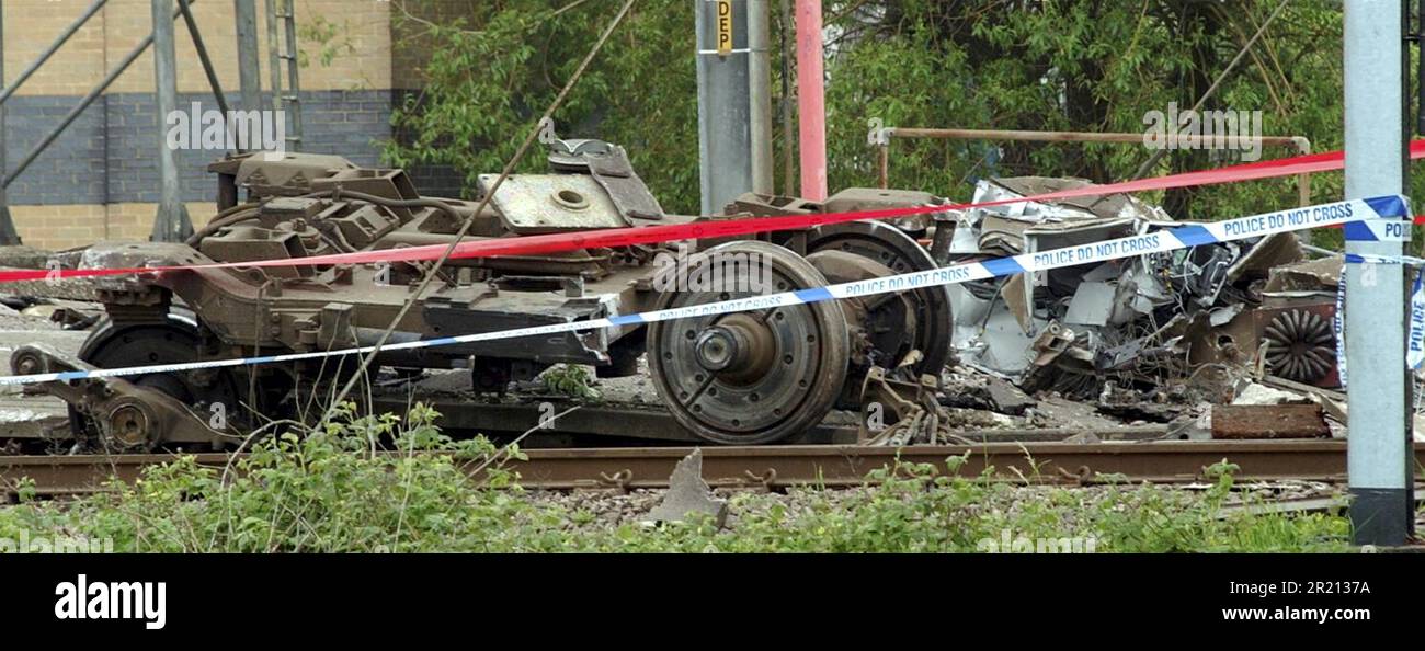 Ein Foto zeigt die Szene nach dem Zugunglück von Hatfield zwischen Welham Green und Hatfield, Hertfordshire, Großbritannien. Es wurde durch eine Metallermüdung verursacht, die vier Menschen tötete und mehr als 70 verletzt. Stockfoto