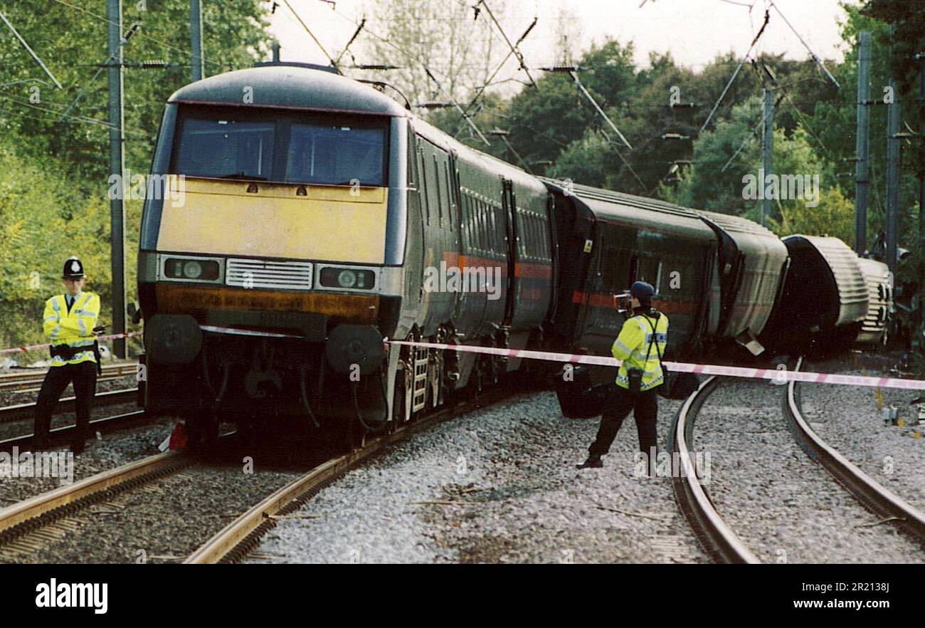 Ein Foto zeigt die Szene nach dem Zugunglück von Hatfield zwischen Welham Green und Hatfield, Hertfordshire, Großbritannien. Es wurde durch eine Metallermüdung verursacht, die vier Menschen tötete und mehr als 70 verletzt. Stockfoto