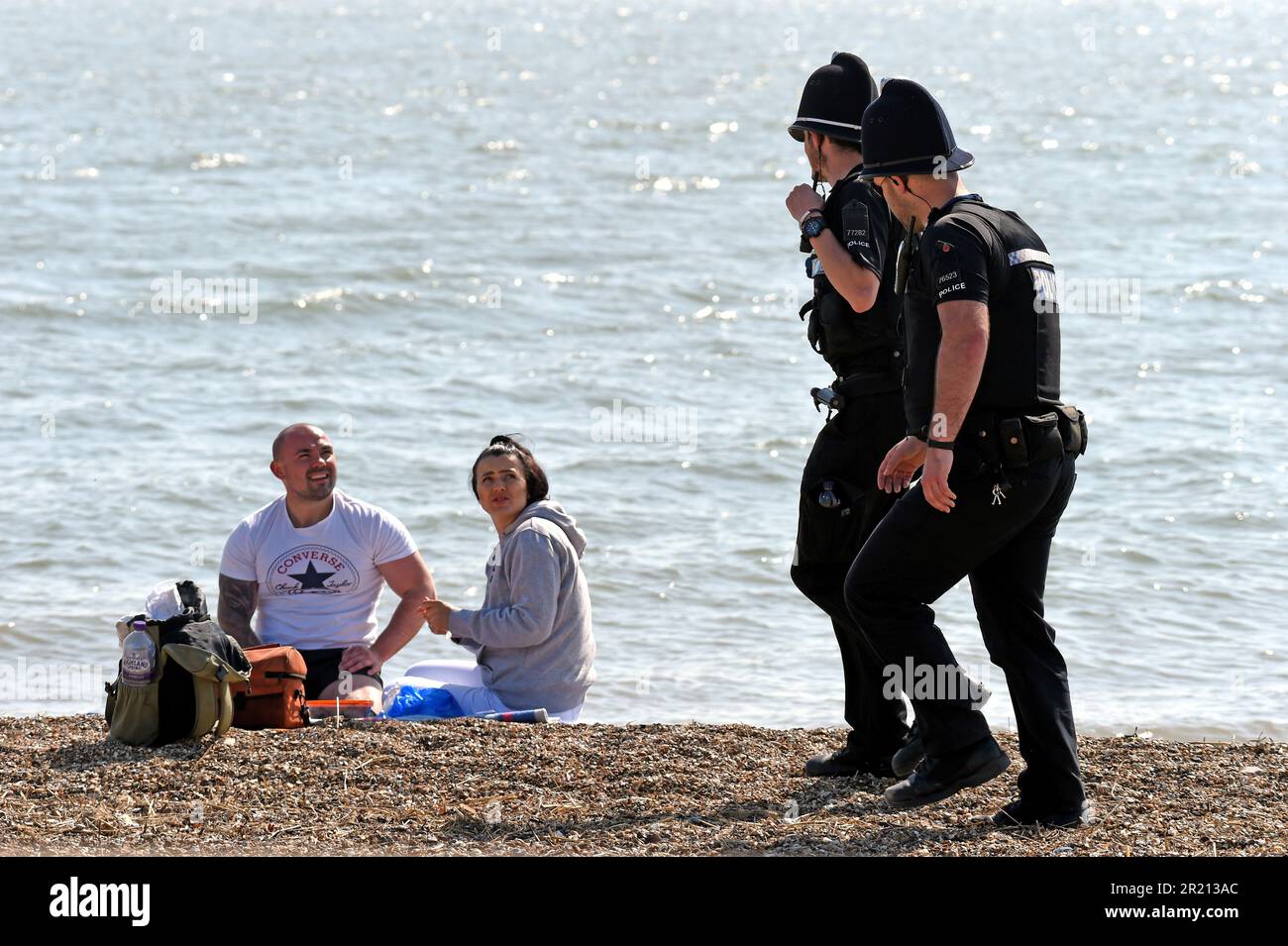 Foto der Polizei, die die Sperrregeln in Southend-on-Sea, Essex, durchsetzt, indem sie Sonnenanbeter auffordert zu gehen. Stockfoto