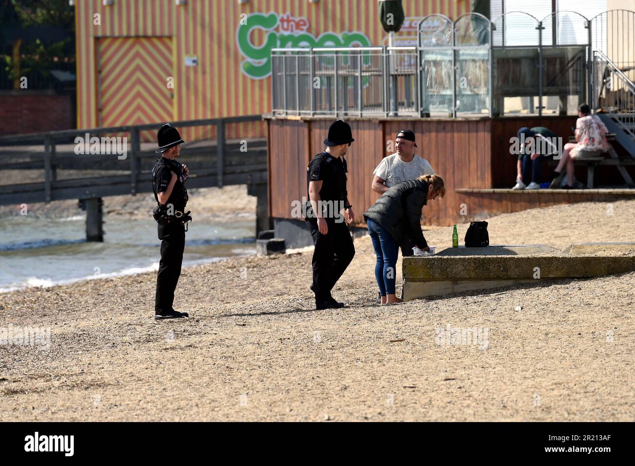 Foto der Polizei, die die Sperrregeln in Southend-on-Sea, Essex, durchsetzt, indem sie Sonnenanbeter auffordert zu gehen. Stockfoto