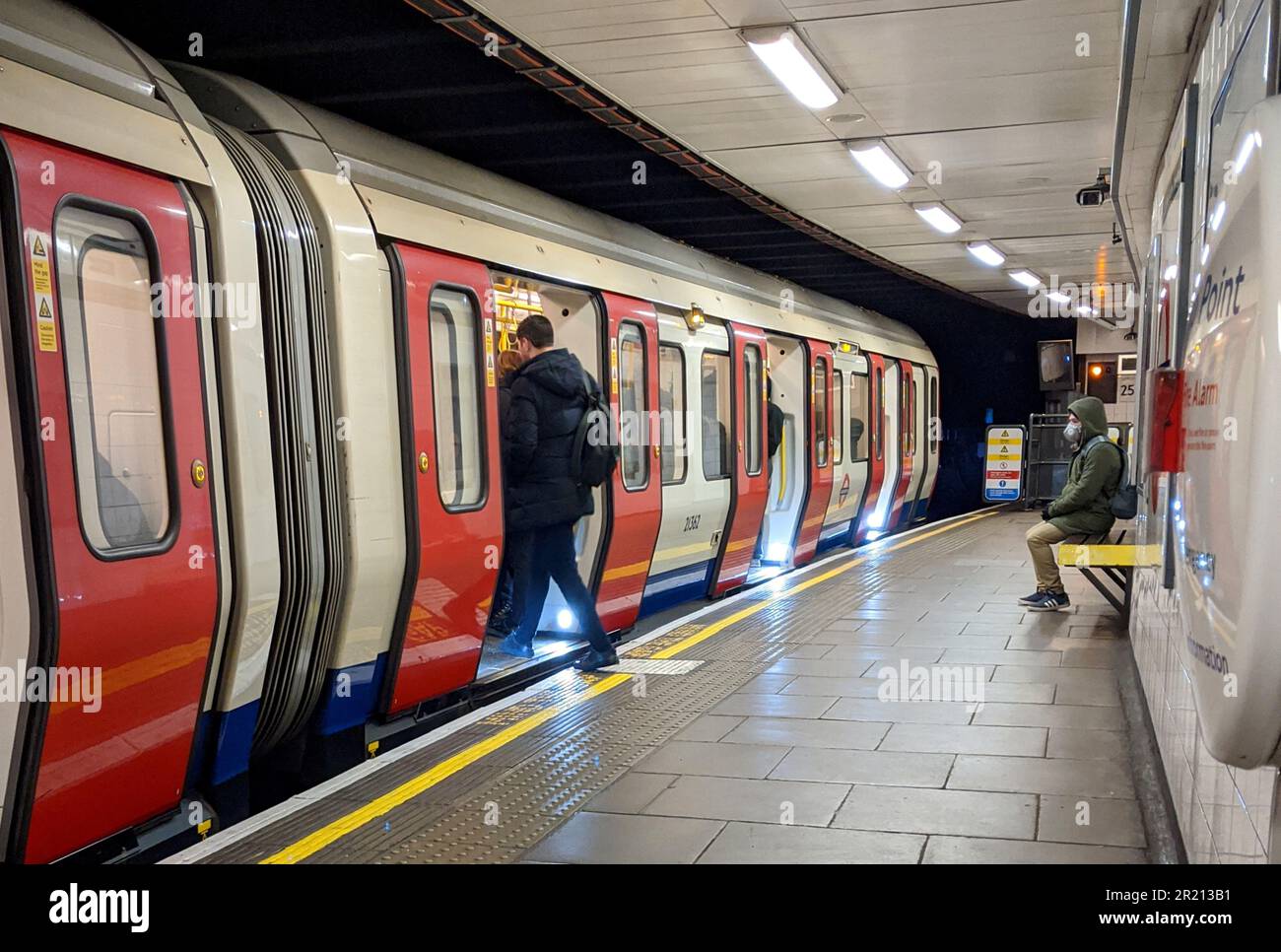 Fotografie von Passagieren, die in einen überfüllten Londoner U-Bahn-Zug einsteigen, in dem die Passagiere nicht in der Lage waren, eine soziale Distanzierung von mindestens 2 Metern zu beobachten, nur wenige Tage nachdem die britische Regierung angeordnet hatte, Pubs, Clubs, Restaurants, Bars und Fitnessstudios zu schließen, da die Besorgnis über die COVID-19-Coronavirus-Pandemie zunahm. Stockfoto