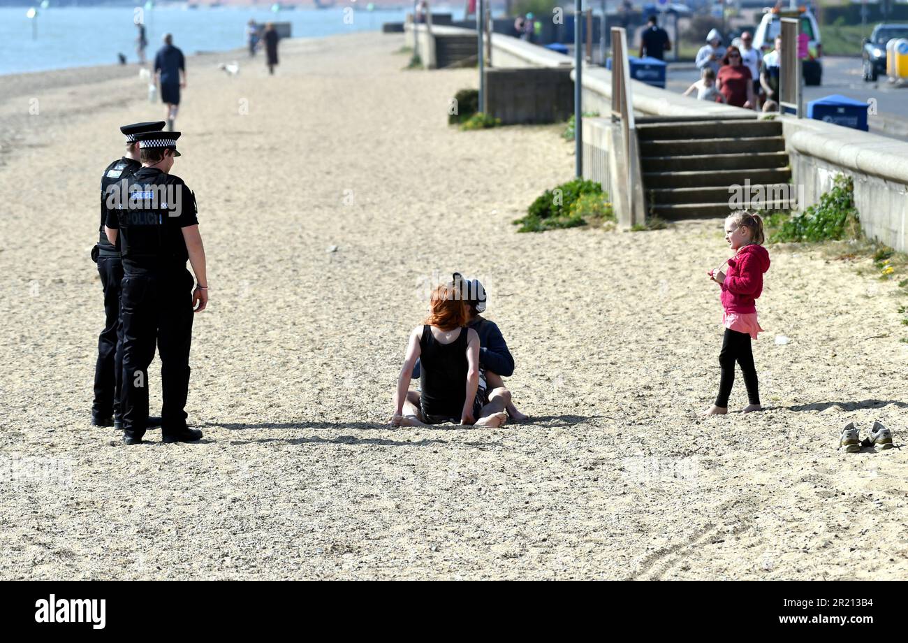 Foto der Polizei, die die Sperrregeln in Southend-on-Sea, Essex, durchsetzt, indem sie Sonnenanbeter auffordert zu gehen. Stockfoto