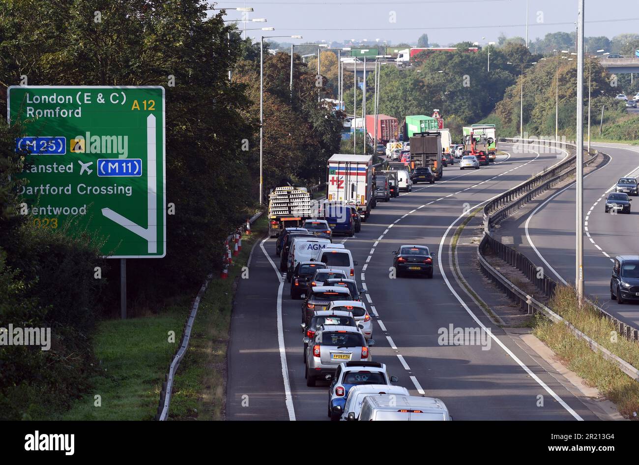 Die Polizei verhaftete Demonstranten, die versuchten, die M25 an der Kreuzung 28 in der Nähe von Brentwood, Essex, zu blockieren, weil sie staatliche Maßnahmen zur Isolierung von Wohnungen forderten. Mehr als 100 Menschen wurden in drei Tagen der Proteste verhaftet. Die Protestgruppe, die Großbritannien isolierte, sagte, dass die Aktion so lange weitergehen würde, bis eine "sinnvolle Verpflichtung" eingegangen würde. September 2021. Stockfoto