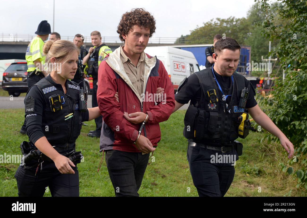 Die Polizei verhaftete Demonstranten, die versuchten, die M25 an der Kreuzung 28 in der Nähe von Brentwood, Essex, zu blockieren, weil sie staatliche Maßnahmen zur Isolierung von Wohnungen forderten. Mehr als 100 Menschen wurden in drei Tagen der Proteste verhaftet. Die Protestgruppe, die Großbritannien isolierte, sagte, dass die Aktion so lange weitergehen würde, bis eine "sinnvolle Verpflichtung" eingegangen würde. September 2021. Stockfoto