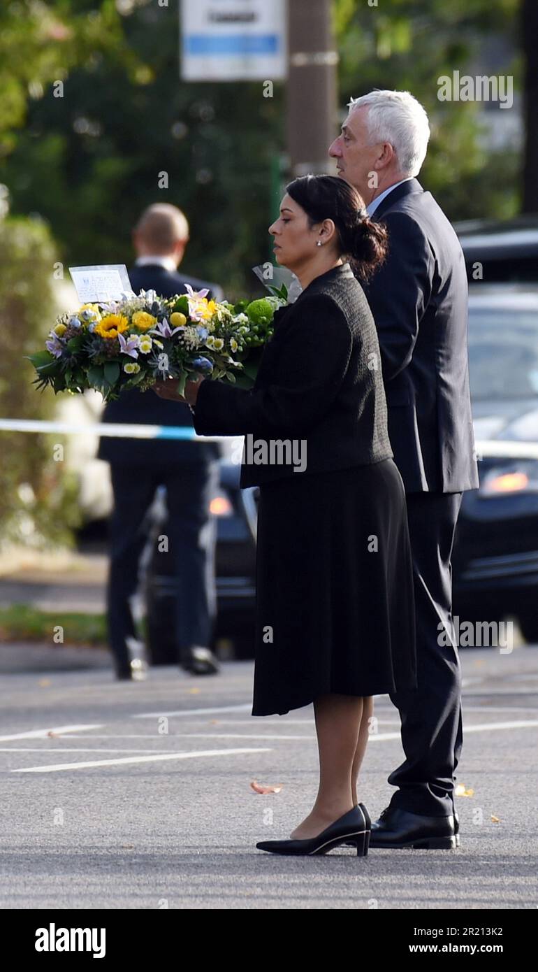 Parteiübergreifende Regierungsvertreter. Innenminister Priti Patel und Sprecher des Unterhauses Lindsay Hoyle, Lay Floral Tribute in der Nähe der Belfairs Methodist Church in Eastwood Road North, Leigh on Sea, Southend on Sea, Essex, nachdem der konservative Abgeordnete Sir David Amess mehrfach bei einer Operation in seinem Wahlkreis erstochen wurde. Oktober 2021. Stockfoto