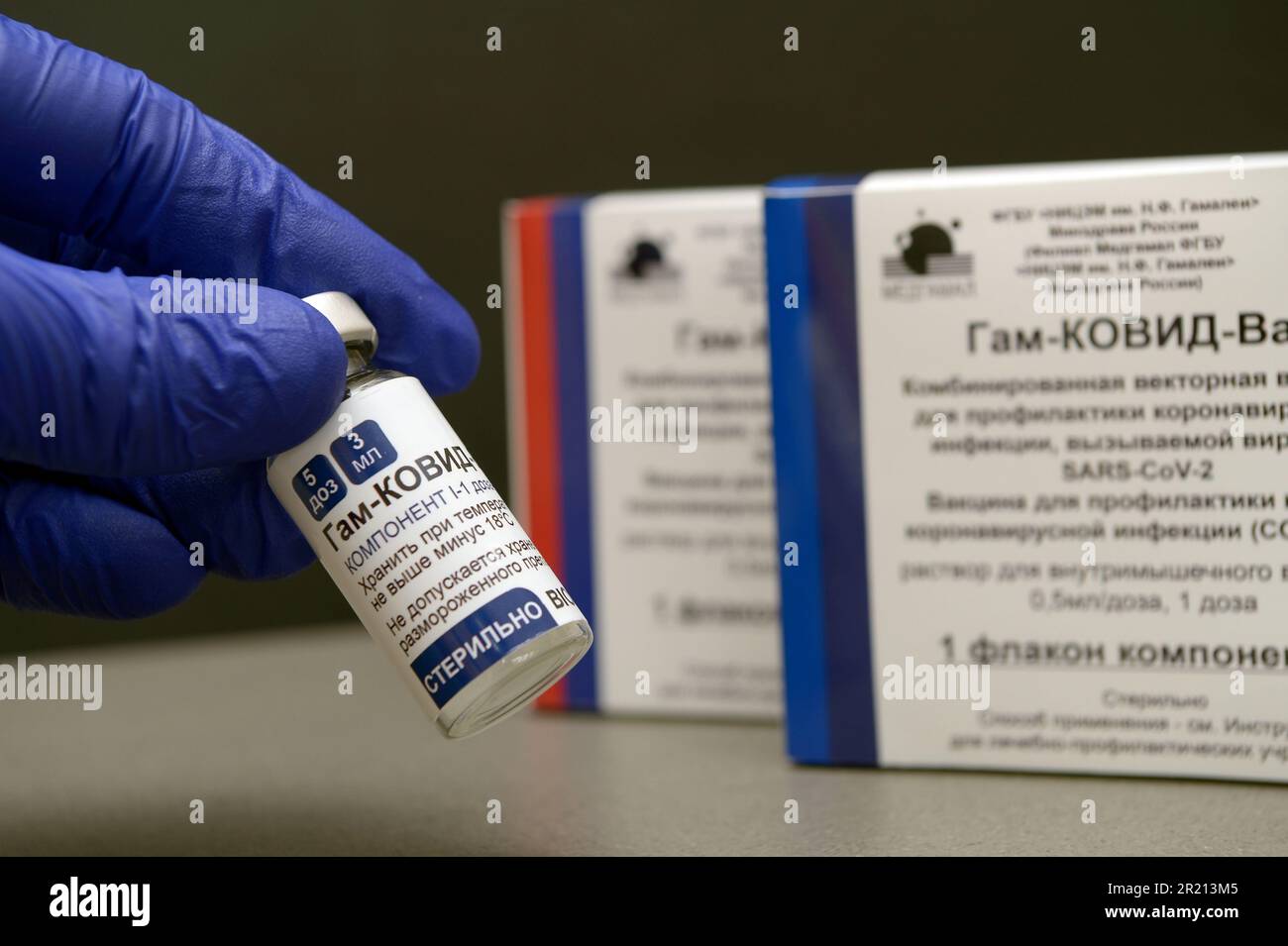 Sputnik V, ein Impfstoff zum Schutz vor COVID-19. Es wurde vom Gamaleya Forschungsinstitut für Epidemiologie und Mikrobiologie entwickelt. Der am 11. August 2020 vom russischen Gesundheitsministerium als Gam-COVID-Vac registrierte Sputnik V ist ein Adenovirus-Virus-Vektorimpfstoff. Mai 2021. Stockfoto