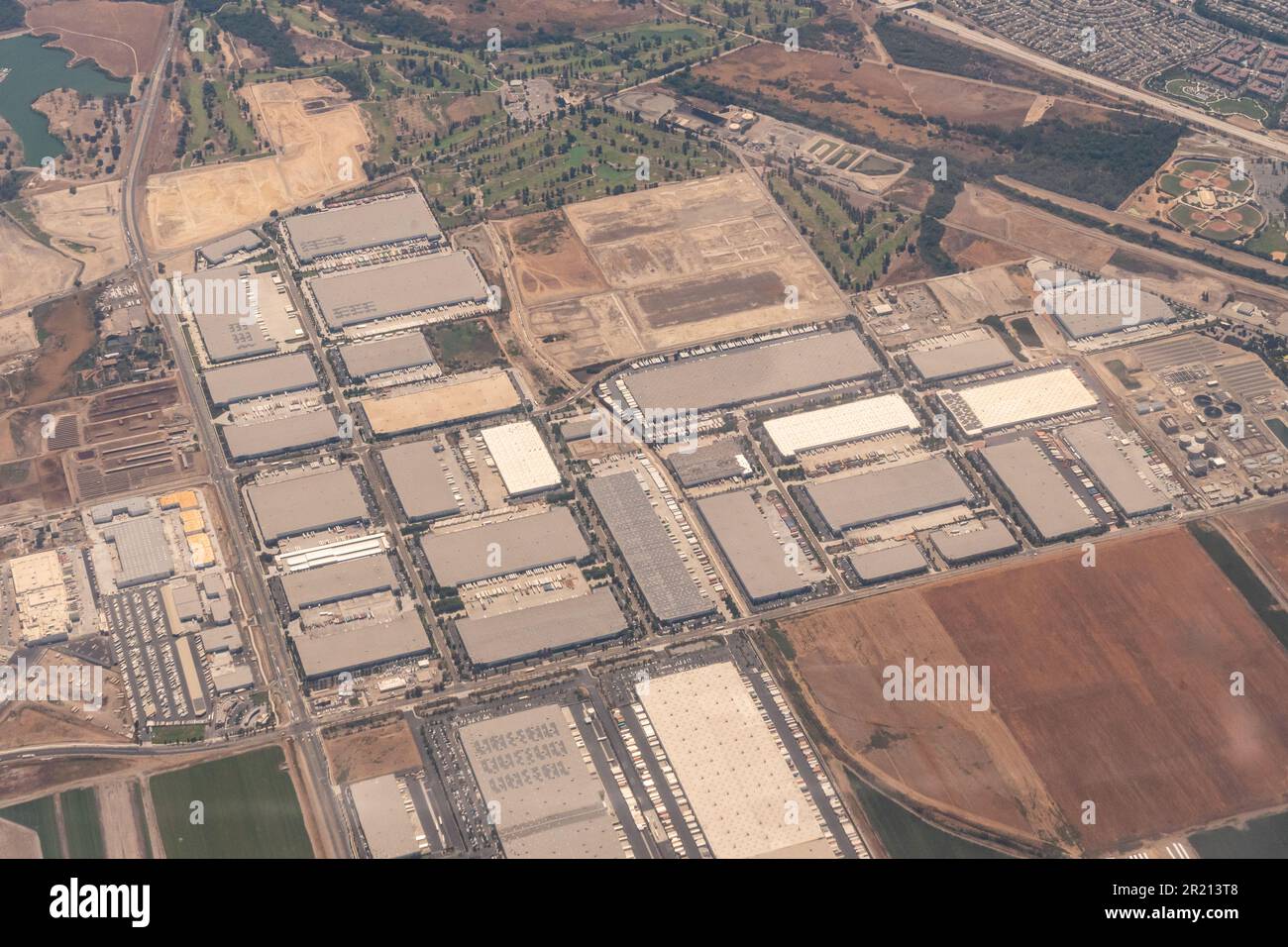 Luftaufnahme von Lagern, Bauernhöfen, Baustellen und einem Golfplatz in Südkalifornien Stockfoto