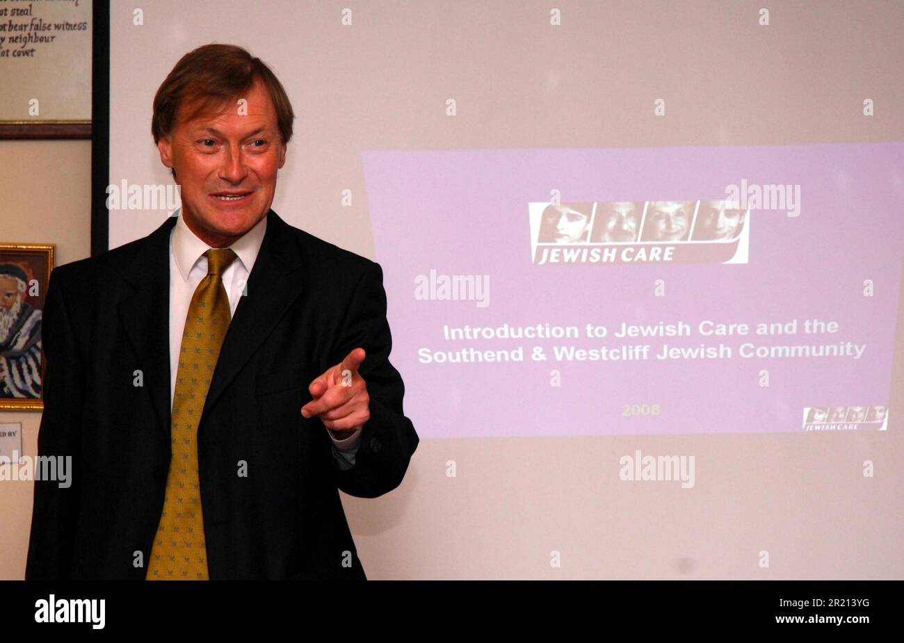 David Amess bei einem Besuch in einem Anwesen in Southend, das im September 2008 von jüdischer Pflege betrieben wird. Amess besuchte das Southend & Westcliff Day Centre, Westcliff-on-Sea, Essex und Raymond House, Southend-on-Sea, Essex. Abgeordneter Sir David Amess starb, nachdem er im Oktober 2021 in Leigh-on-Sea in seinem Wahlkreis mehrfach erstochen wurde. Stockfoto