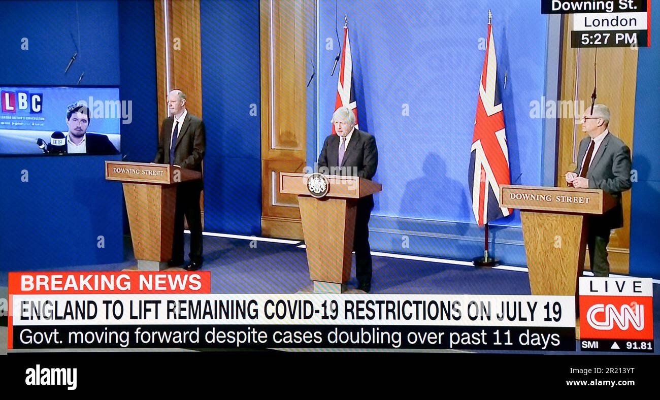 Ein Screenshot von CNN, während der britische Premierminister Boris Johnson eine Pressekonferenz veranstaltet, auf der er Pläne zur Lockerung aller Beschränkungen nach einer dritten nationalen Lockdown-Maßnahme inmitten der COVID-19-Coronavirus-Pandemie skizziert. Juli 2021. Stockfoto