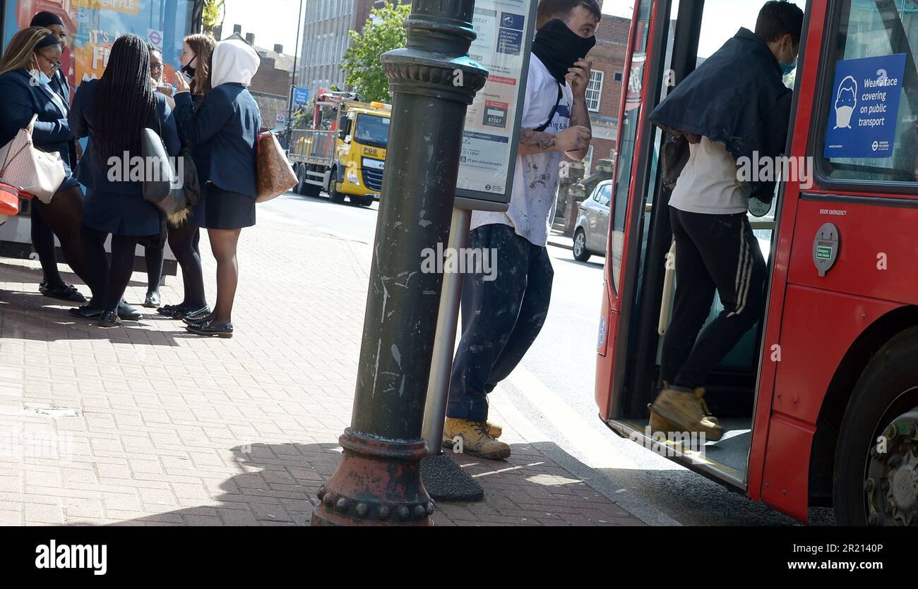 Menschen steigen in Upminster im Londoner Stadtteil Havering während einer dritten nationalen Abriegelung in England inmitten der COVID-19-Coronavirus-Pandemie in einen Bus. Juli 2021. Stockfoto