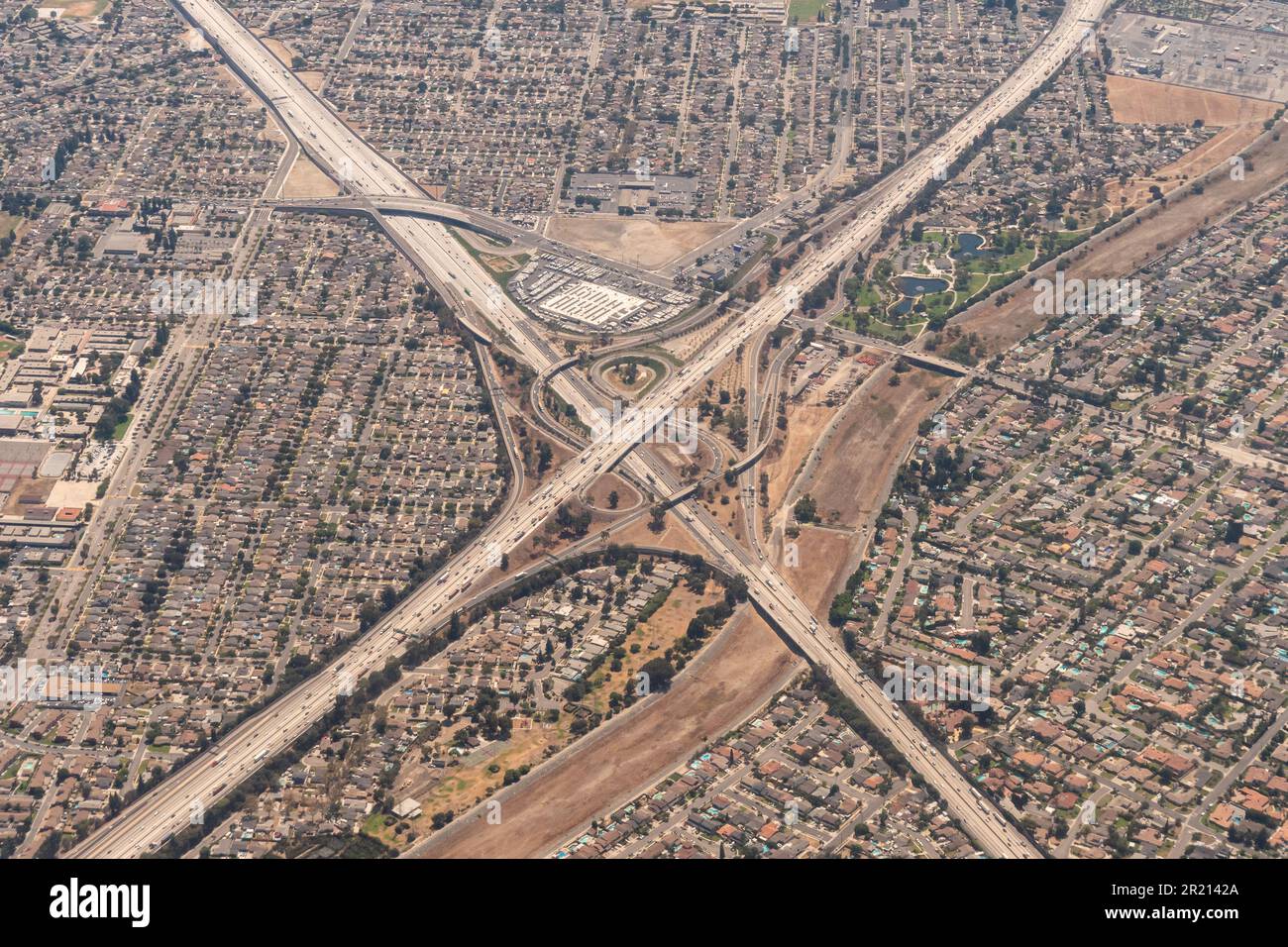 Luftaufnahme der Kreuzung des I-5 Santa Ana Freeway und des I-605 San Gabriel Freeway mit San Gabriel River und Wilderness Park in Santa Fe Springs Stockfoto