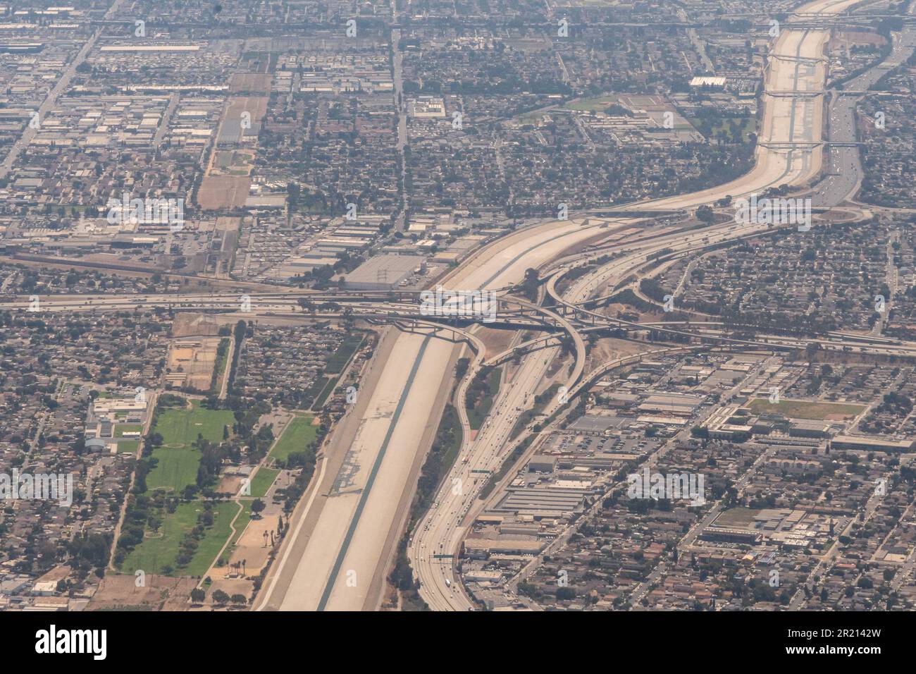 9/6/2022: Luftaufnahme eines Autobahnkreuzes und DES FLUSSES LA in Südkalifornien Stockfoto