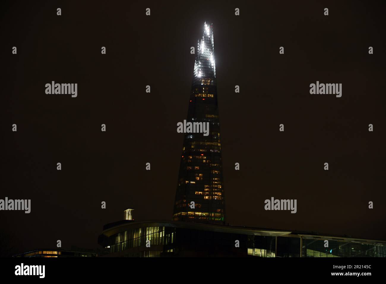 The Shard, auch bekannt als The Shard of Glass, Shard London Bridge und ehemals London Bridge Tower, ist ein 72-stöckiger Wolkenkratzer, der vom italienischen Architekten Renzo Piano in Southwark, London, entworfen wurde und Teil der Shard Quarter Entwicklung ist. 2021. Stockfoto