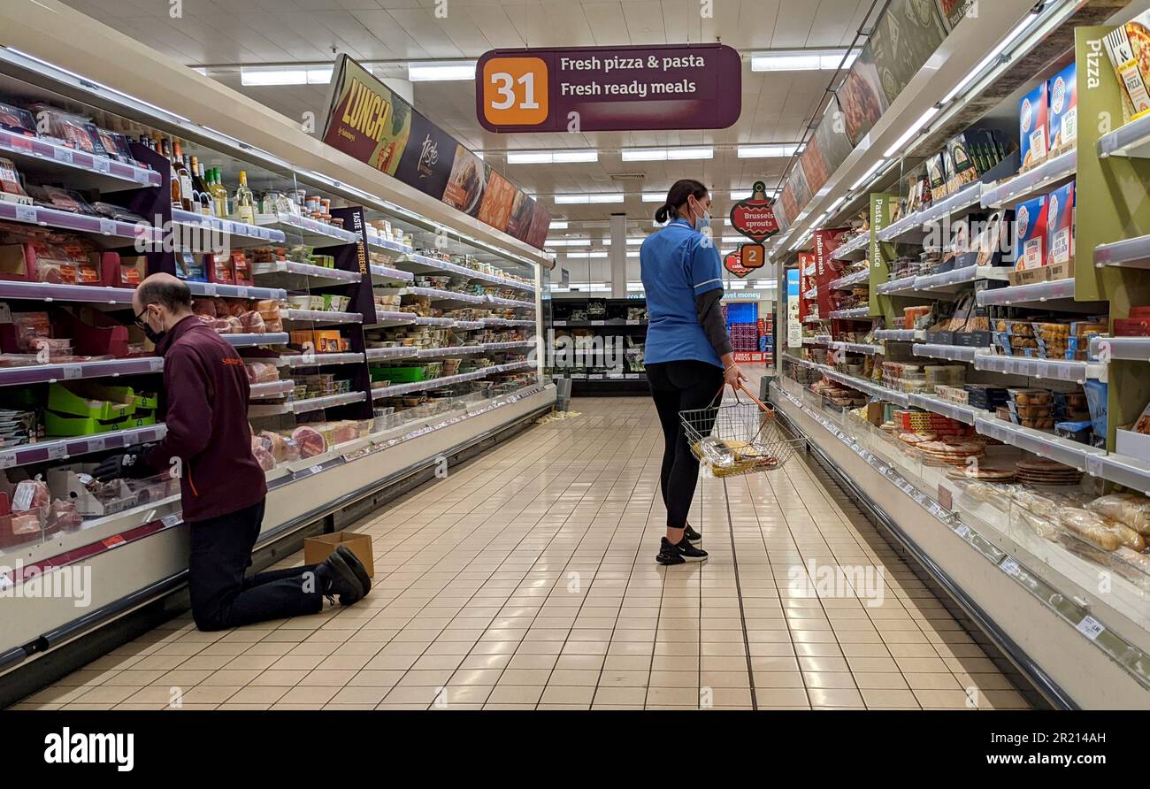 London inmitten der COVID-19-Coronavirus-Pandemie, da erneut neue Vorschriften in Kraft treten, die das Tragen von Masken in Geschäften und öffentlichen Verkehrsmitteln vorschreiben, um die Ausbreitung einer neuen COVID-19-Variante mit dem Namen B.1.1.529 oder Omicron einzudämmen. Dezember 2021. Stockfoto