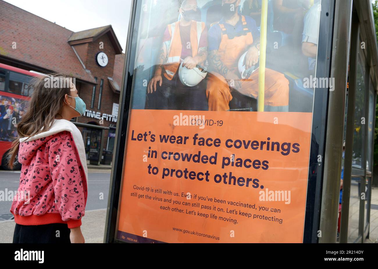 Ein Plakat der Regierung in London, auf dem die Öffentlichkeit ermutigt wird, an überfüllten Orten inmitten der COVID-19-Coronavirus-Pandemie nach der Aufhebung der Beschränkungen nach einer dritten Lockdown in England weiterhin Masken zu tragen. August 2021. Stockfoto