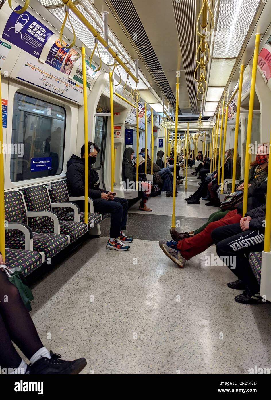 London inmitten der COVID-19-Coronavirus-Pandemie, da erneut neue Vorschriften in Kraft treten, die das Tragen von Masken in Geschäften und öffentlichen Verkehrsmitteln vorschreiben, um die Ausbreitung einer neuen COVID-19-Variante mit dem Namen B.1.1.529 oder Omicron einzudämmen. Dezember 2021. Stockfoto