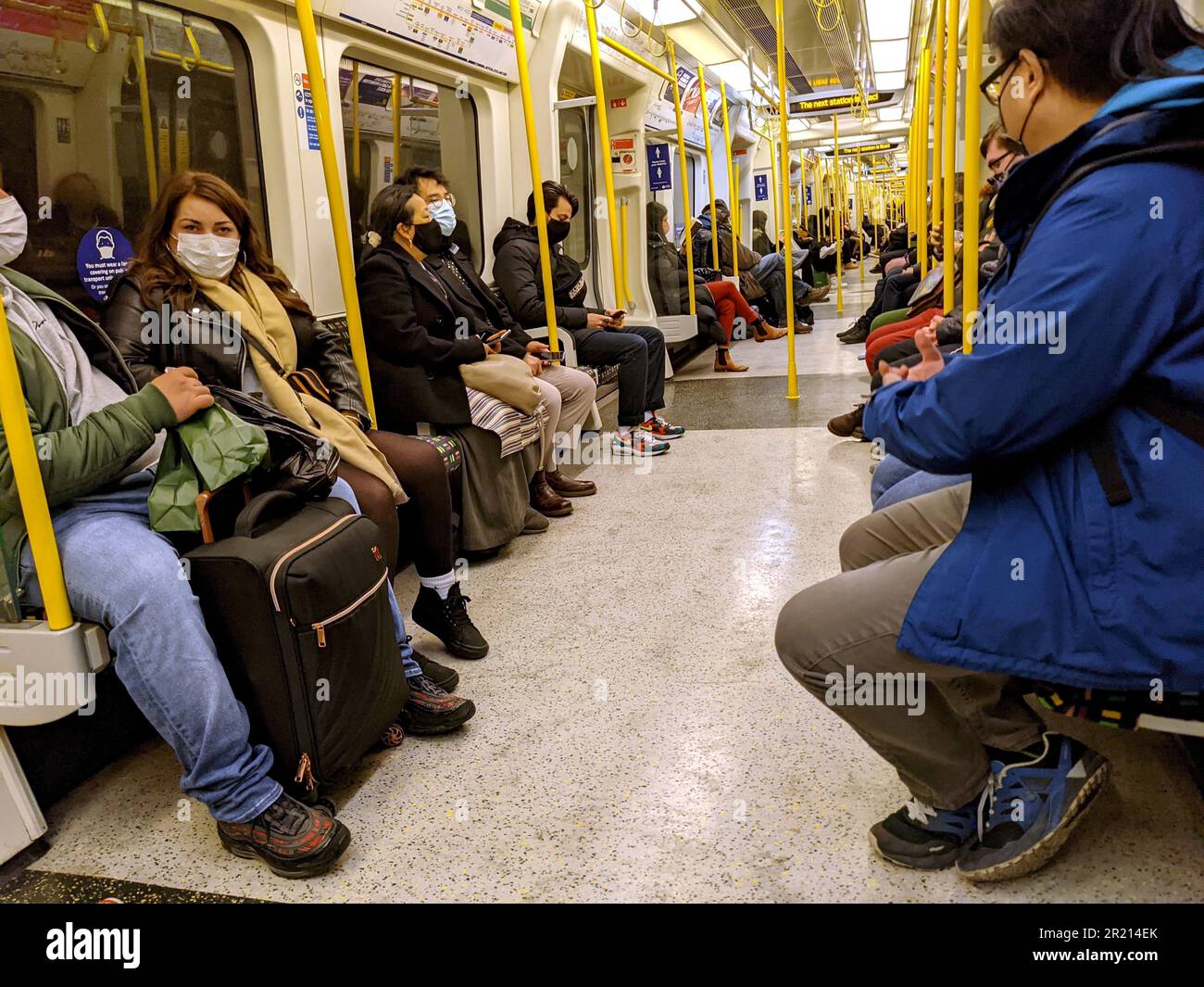 London inmitten der COVID-19-Coronavirus-Pandemie, da erneut neue Vorschriften in Kraft treten, die das Tragen von Masken in Geschäften und öffentlichen Verkehrsmitteln vorschreiben, um die Ausbreitung einer neuen COVID-19-Variante mit dem Namen B.1.1.529 oder Omicron einzudämmen. Dezember 2021. Stockfoto