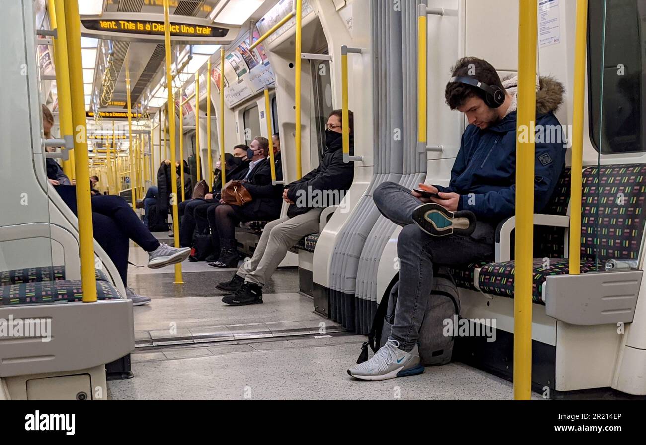 London inmitten der COVID-19-Coronavirus-Pandemie, da erneut neue Vorschriften in Kraft treten, die das Tragen von Masken in Geschäften und öffentlichen Verkehrsmitteln vorschreiben, um die Ausbreitung einer neuen COVID-19-Variante mit dem Namen B.1.1.529 oder Omicron einzudämmen. Dezember 2021. Stockfoto