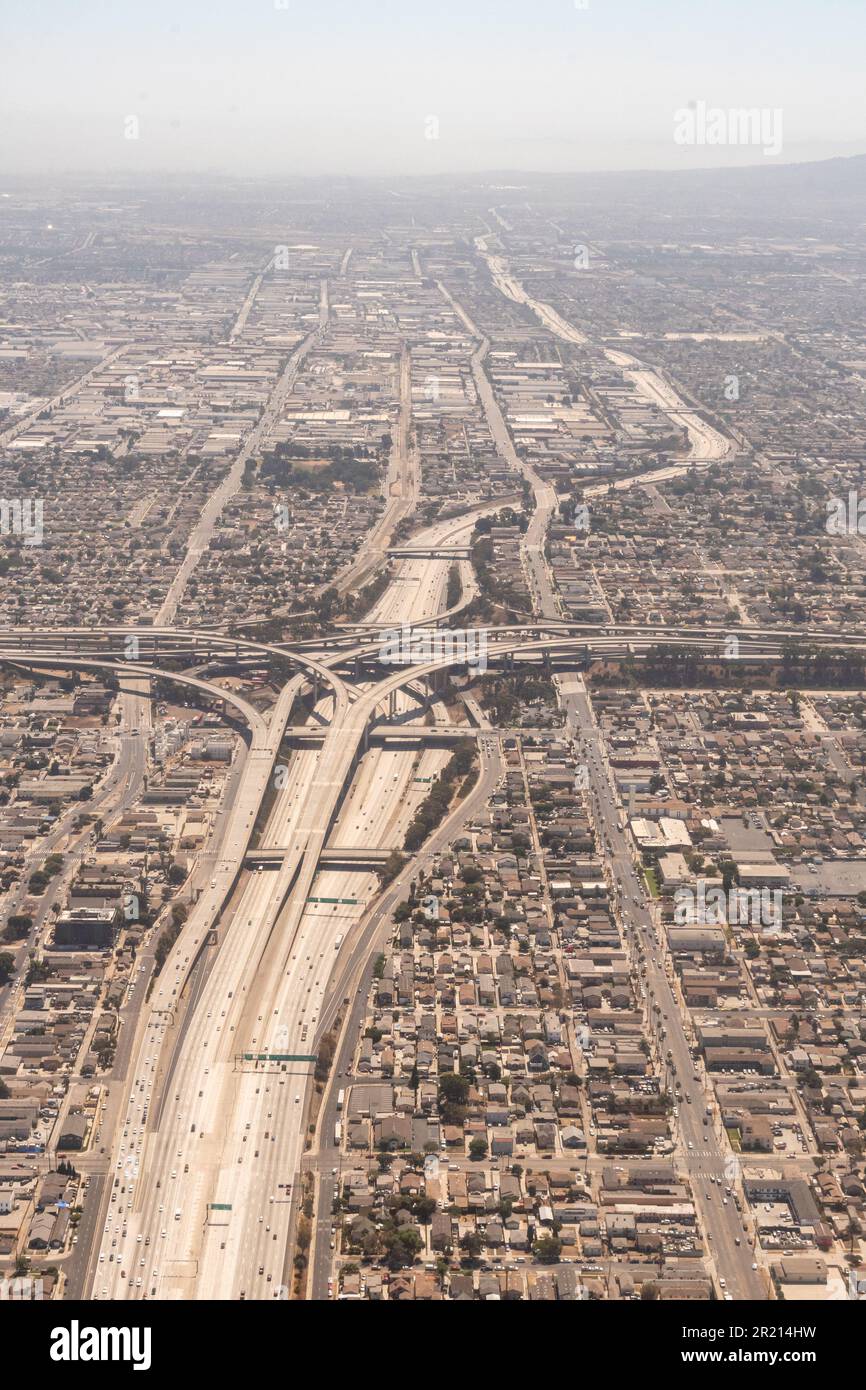 Los Angeles California - Luftaufnahme der Kreuzung der I-105 und der I--110 (Hafenautobahn) und der Metro Green Line Stockfoto