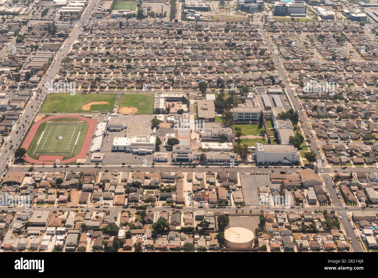 Luftaufnahme des Westmont-Abschnitts von Los Angeles, Kalifornien, usa. Washington Prep High School und die umliegenden Gebäude sind sichtbar. Stockfoto