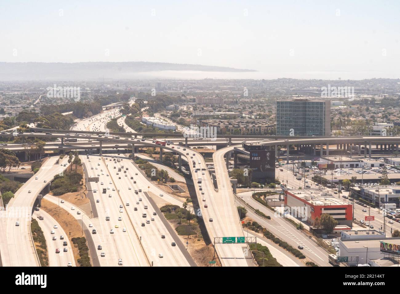 9/6/2022: Eine Luftaufnahme der Ausfahrt der Autobahn 405 nahe LAX in Los Angeles Kalifornien Stockfoto