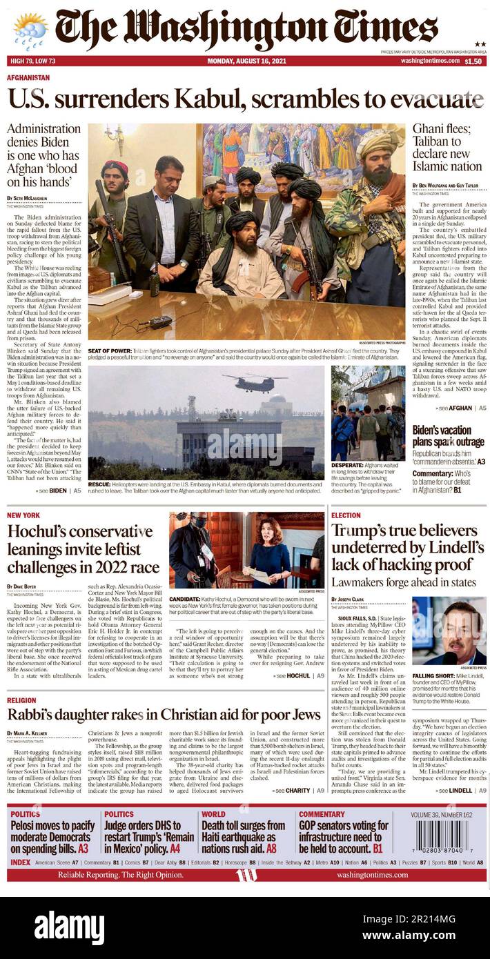 Internationale Zeitungsberichte über den Fall von Kabul 2021, bekannt als der Fall der Islamischen Republik Afghanistan. Die Festnahme der afghanischen Hauptstadt Kabul durch die Taliban am 15. August 2021 war der Höhepunkt einer militärischen Offensive, die im Mai 2021 begann. Die Festnahme der Stadt fand Stunden nach der Flucht von Präsident Ashraf Ghani aus dem Land statt und veranlasste eine internationale Luftfahrt mit fliehenden Zivilisten. Stockfoto