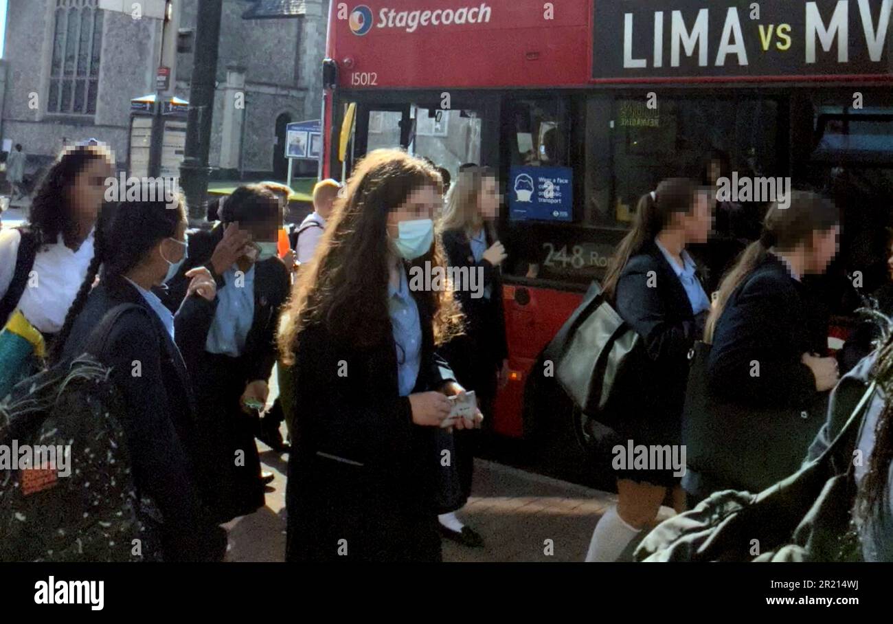 Weniger Menschen, die Masken tragen, insbesondere bei Schulkindern [pixelweise], auf Londoner Verkehrsmitteln, nachdem die Regierung alle COVID-Beschränkungen in England inmitten der COVID-19-Coronavirus-Pandemie gelockert hatte, obwohl TfL die weitere Verwendung von Masken in seinem Netzwerk vorschreibt. September 2021. Stockfoto