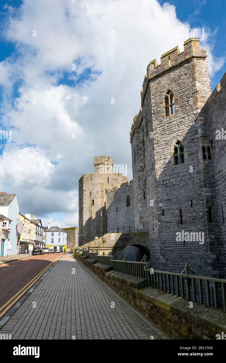 Caernarfon Castle von Castle Ditch, Caernarfon, Gwynedd, Nordwales Stockfoto