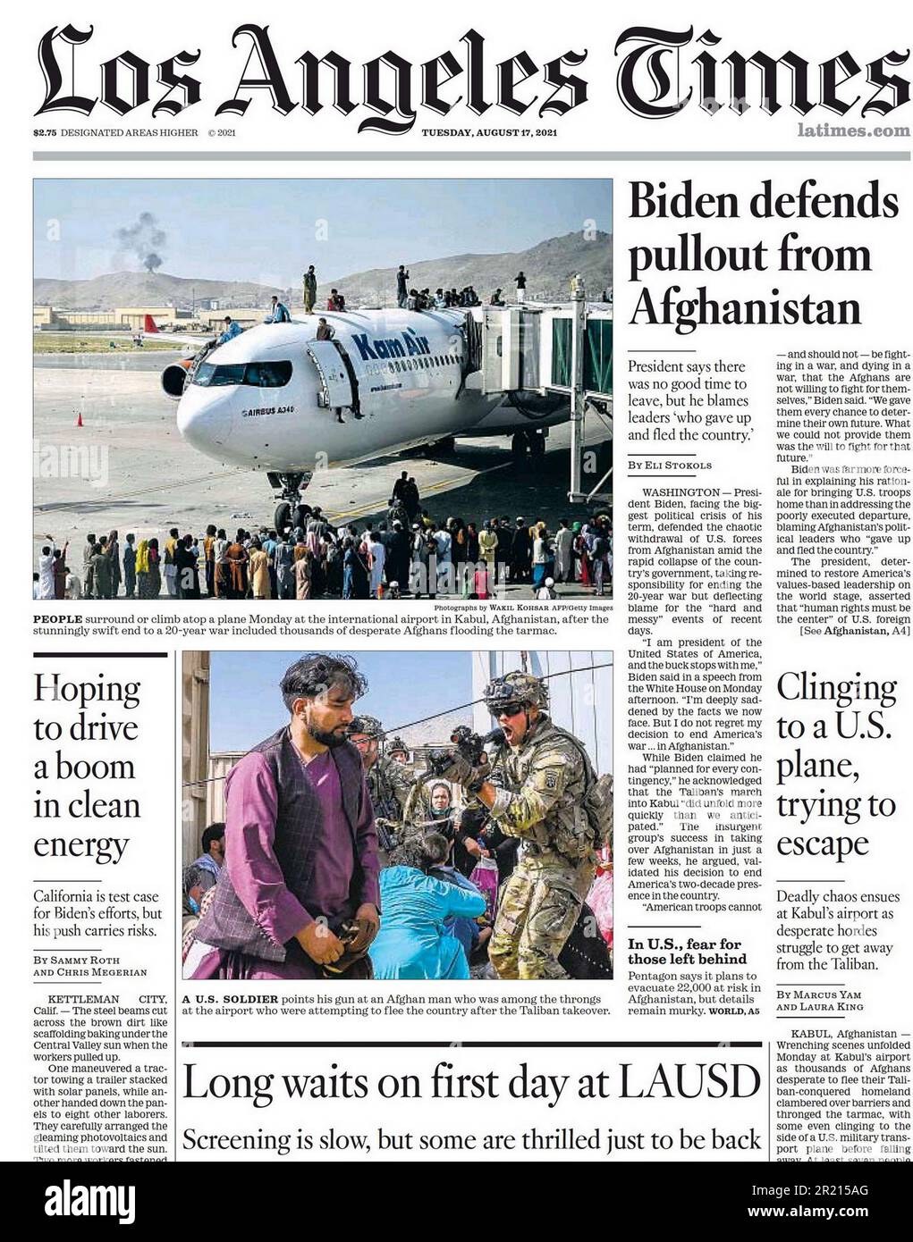 Los Angeles Times Zeitung Headline (USA), Evakuierung aus Afghanistan. 17. august 2021. Während des Rückzugs der US- und NATO-Streitkräfte am Ende des Krieges in Afghanistan im Jahr 2001-2021 fanden umfangreiche Evakuierungen ausländischer Bürger und einiger schutzbedürftiger afghanischer Bürger statt. Die Taliban übernahmen die Kontrolle über Kabul und erklärten am 15. August 2021 den Sieg, und die von der NATO unterstützte Islamische Republik Afghanistan brach zusammen. Die Taliban kontrollieren die gesamte Stadt mit Ausnahme des Internationalen Flughafens Hamid Karzai, Stockfoto