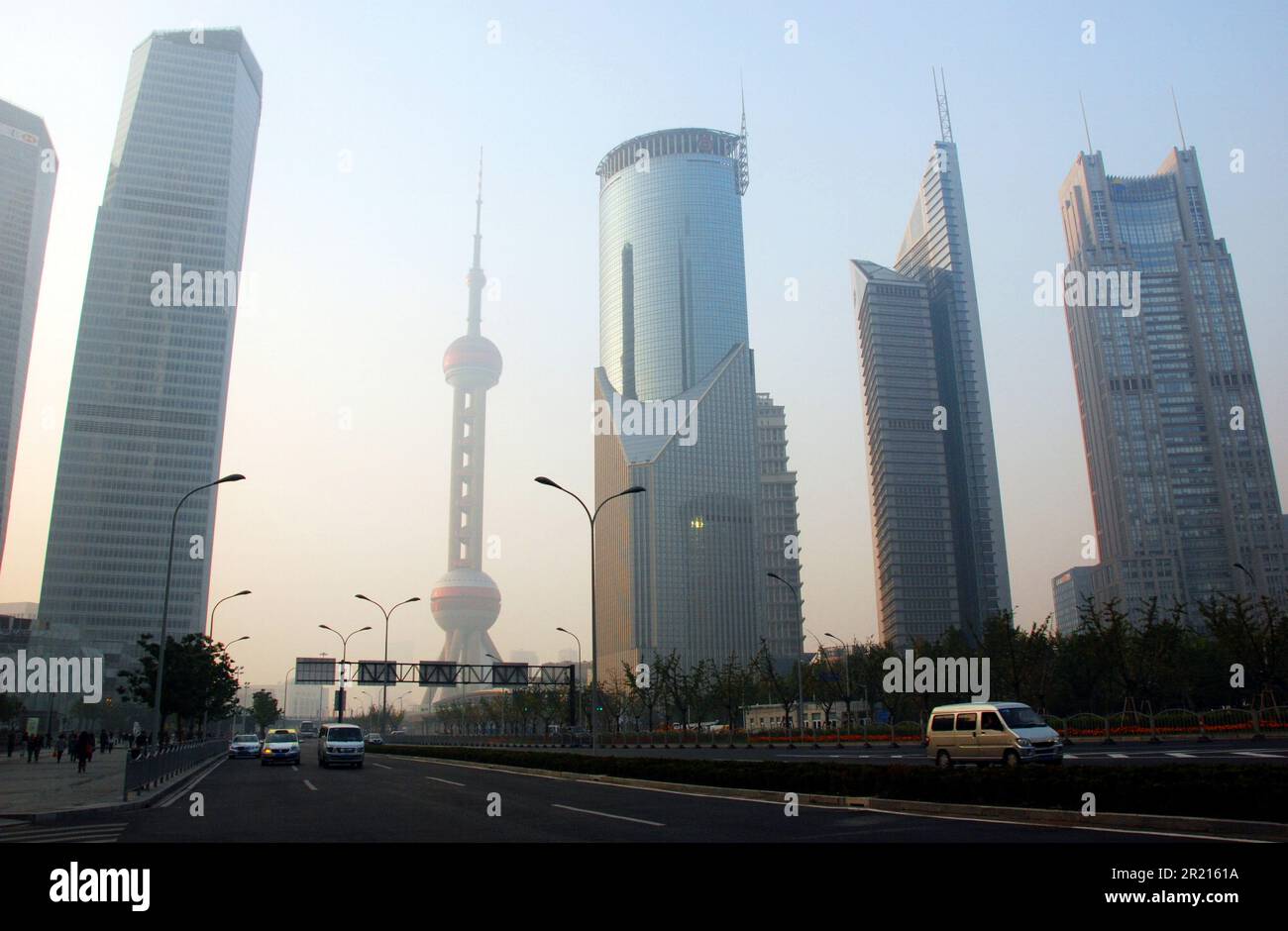 Shanghai, China – die Skyline von Shanghai – L-R Shanghai IFC South Tower [250m], Oriental Pearl [468m], Bank of China Tower [258m], Bocom Financial Towers [265m] und das Gebäude der Bank of Shanghai [252m] Stockfoto