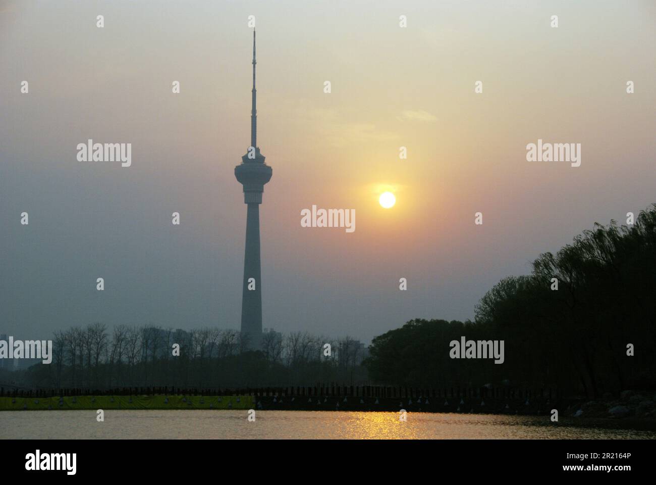 Zentraler Radio- und Fernsehturm 405 Meter hoch (1.329 Fuß)  Telekommunikations- und Aussichtsturm in Peking, China. Es war das höchste  Bauwerk der Stadt bis 2018, als es von China Zun überholt wurde  Stockfotografie - Alamy