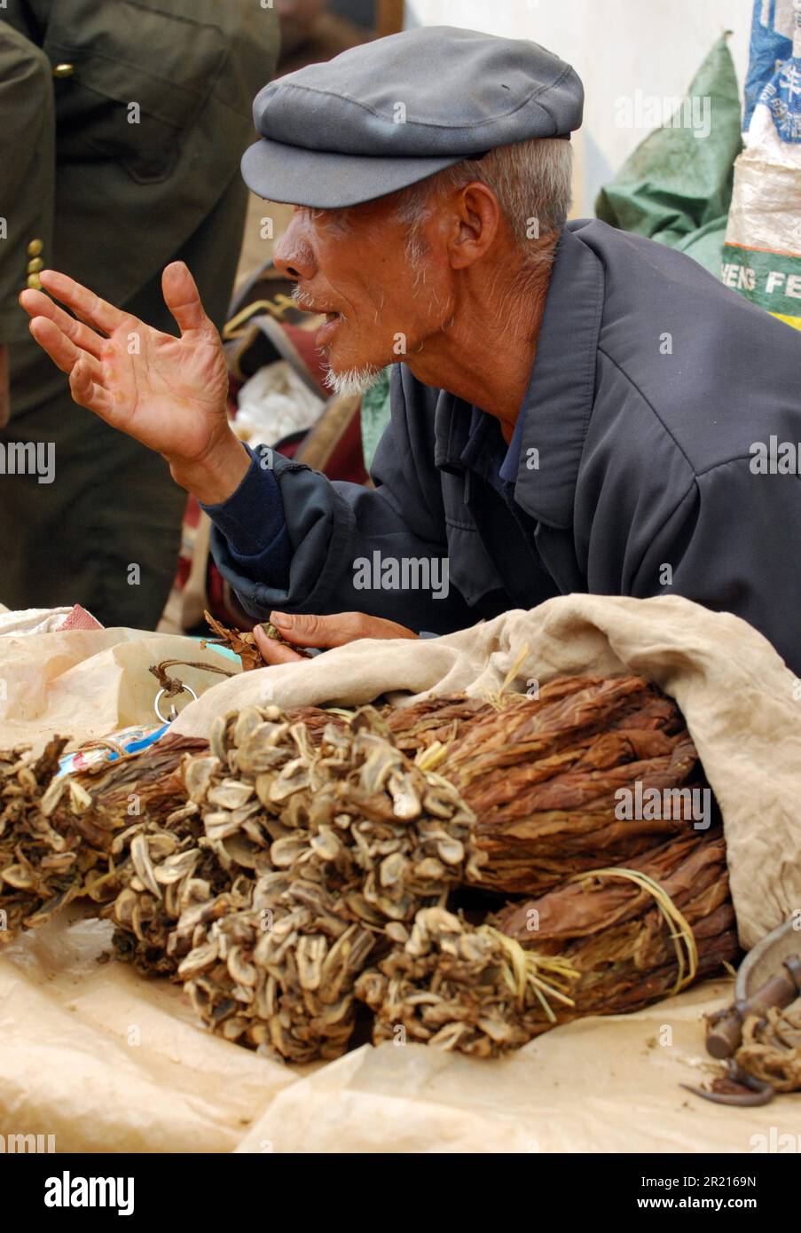 Tabakverkauf in Beigexiang, Yunnan, China, einer kleinen Ortschaft rund 35 km östlich von Kaiyuan, Honge, Yunnan, Südchina. Das kleine Bergdorf beherbergt die ethnische Minderheit Pu Yi, eine kleine Untersektion der ethnischen Minderheit der Yi. Stockfoto