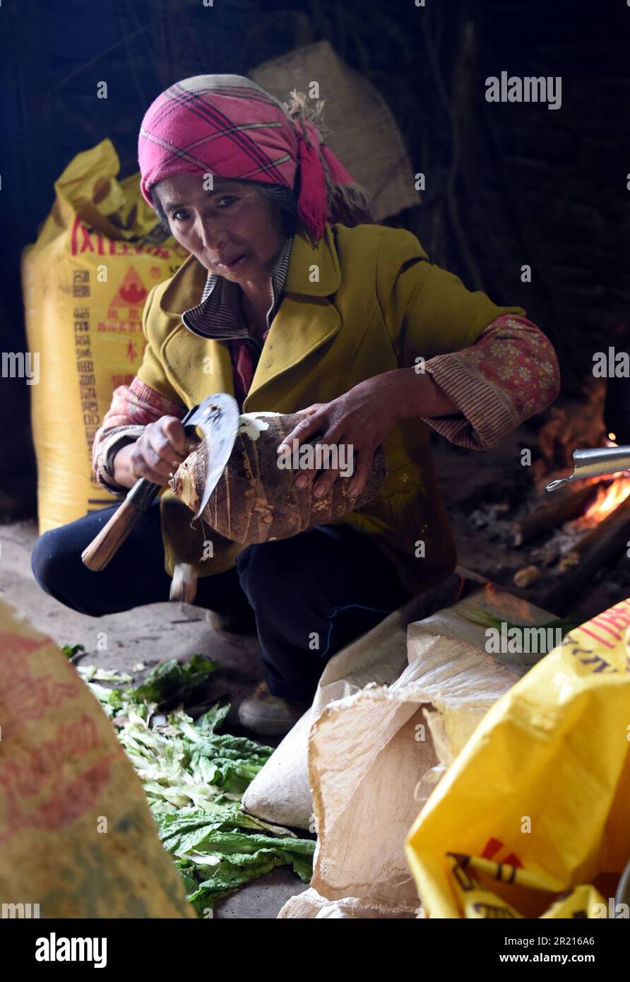 Das Dorf Pi Po im Osten von Kaiyuan in der autonomen Präfektur Hani und Yi Ethnic Honghe, Provinz Yunnan, Südchina - das Dorf ist die Heimat der Pula, einer Unterminderheit der Yi oder Lolo, einer ethnischen Gruppe in China, Vietnam und Thailand. Mit 8 Millionen sind sie die siebtgrößte der 55 ethnischen Minderheiten. Stockfoto