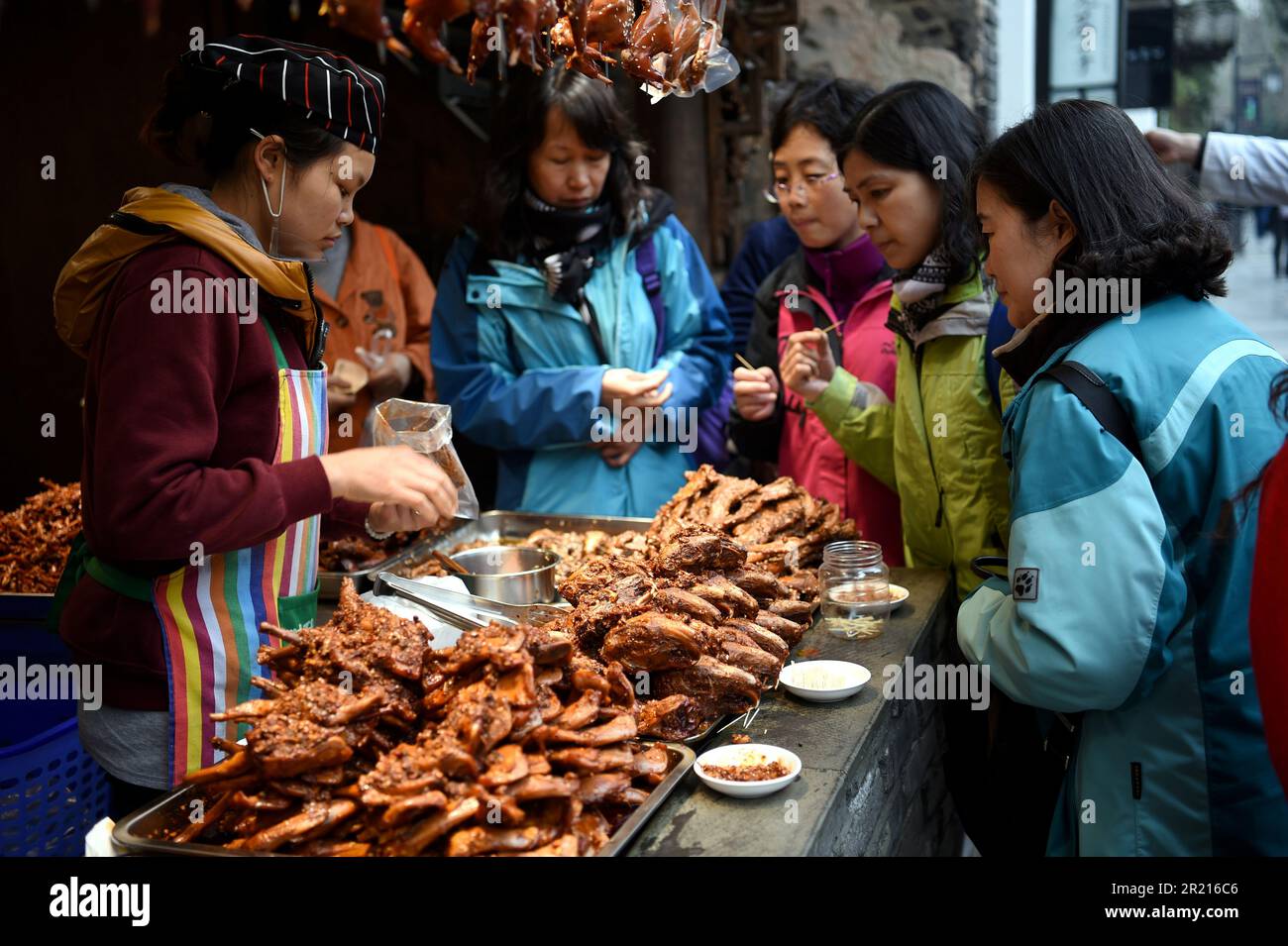 Peking, China - Snack Street in Wangfujing - der Wangfujing Nachtmarkt bietet eine Auswahl an exotischen Street Food in der Snack Street. Frittierte Insekten, Skorpione und Meeresbewohner sind ebenso zu finden wie andere Tiere und Tierteile, die normalerweise im Westen nicht als Nahrung konsumiert werden. Doch während diese exotischen Snacks zu finden sind, machen andere gängigere Lebensmittel wie Chuanr (Fleischkebabs, die häufig aus Lamm hergestellt werden) und Desserts wie Tang hu lu oder kandierte Früchte den Großteil der auf der Straße verkauften Lebensmittel aus. Stockfoto