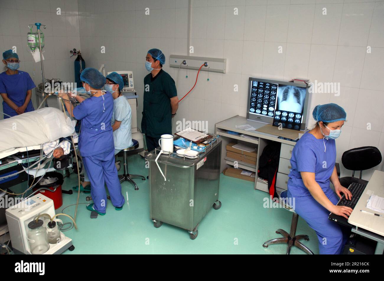 Ausländische Experten aus verschiedenen Bereichen besuchen das Pneumokoniose- und Rehabilitationszentrum und Krankenhaus Beihaide in Beidaihe, Provinz Hebei, um die Behandlung und Rehabilitation von Pneumokoniose-Kranken zu sehen viele, die sich einer „Lungenwäsche“ unterzogen haben Stockfoto