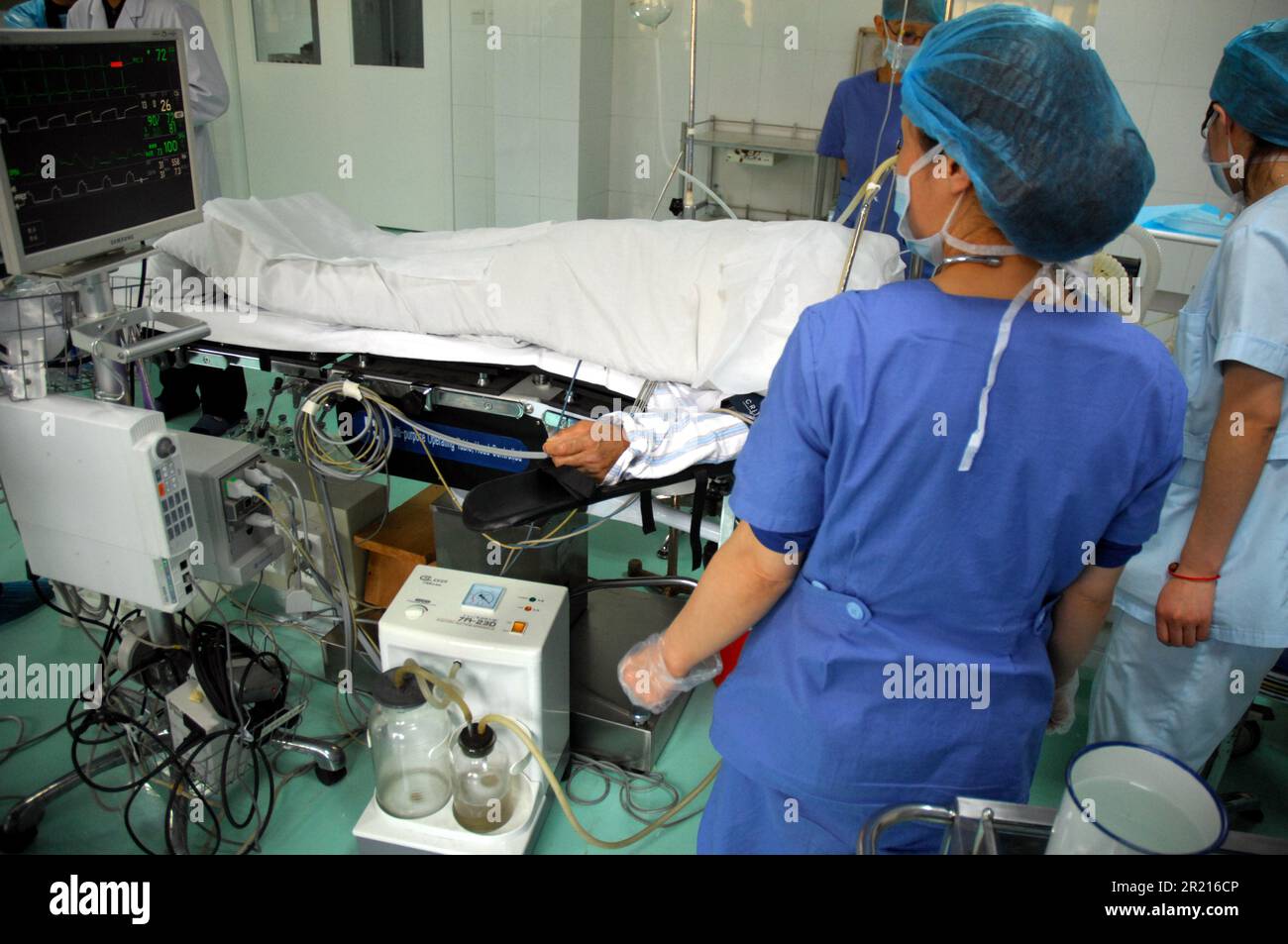 Ausländische Experten aus verschiedenen Bereichen besuchen das Pneumokoniose- und Rehabilitationszentrum und Krankenhaus Beihaide in Beidaihe, Provinz Hebei, um die Behandlung und Rehabilitation von Pneumokoniose-Kranken zu sehen viele, die sich einer „Lungenwäsche“ unterzogen haben Stockfoto