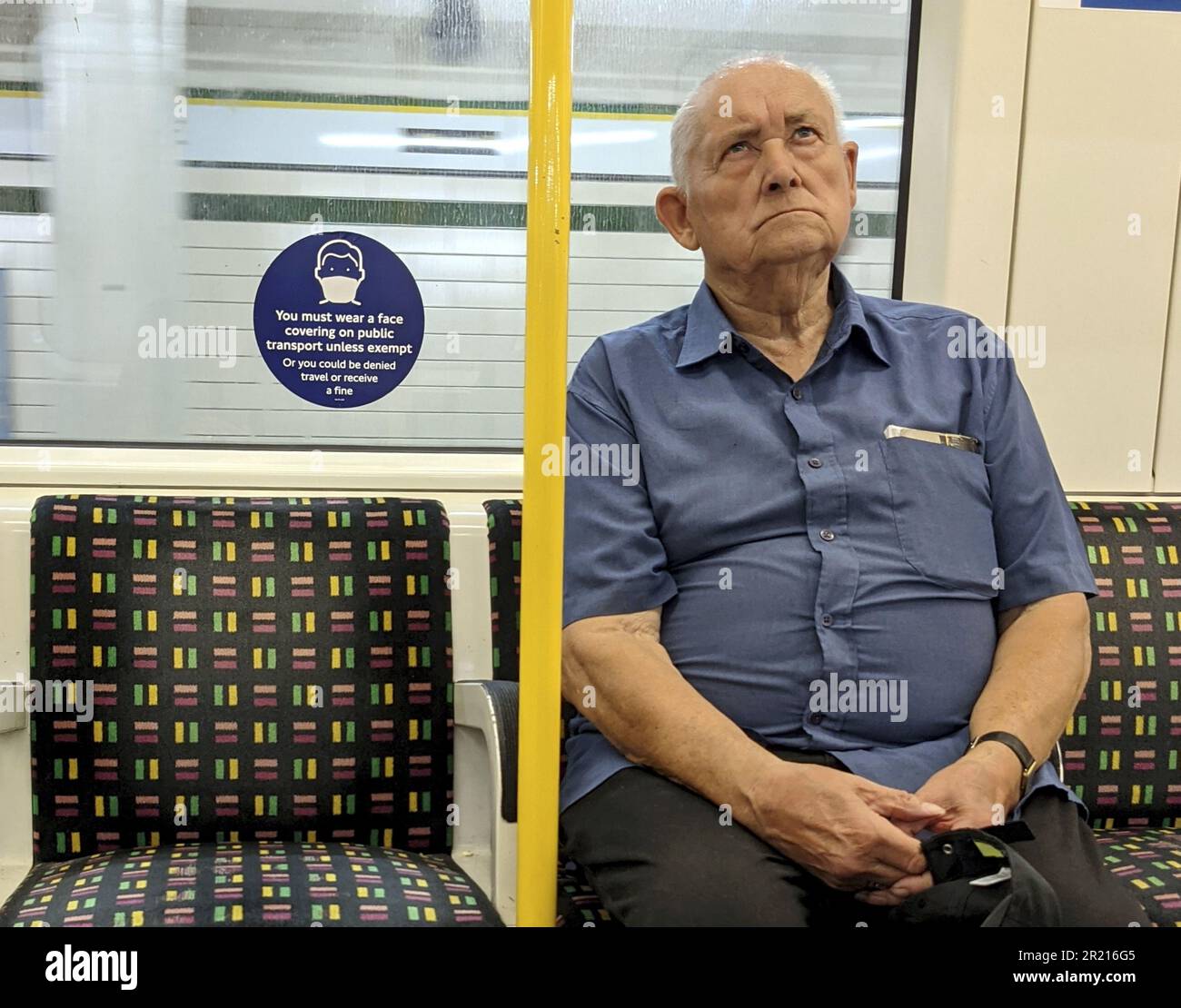 Nachdem die Regierung alle COVID-Beschränkungen in England inmitten der COVID-19-Pandemie gelockert hat, tragen weniger Menschen im Londoner Verkehr Masken oder tragen sie nicht richtig, obwohl die TfL die weitere Verwendung von Masken in ihrem Netzwerk vorschreibt. Stockfoto
