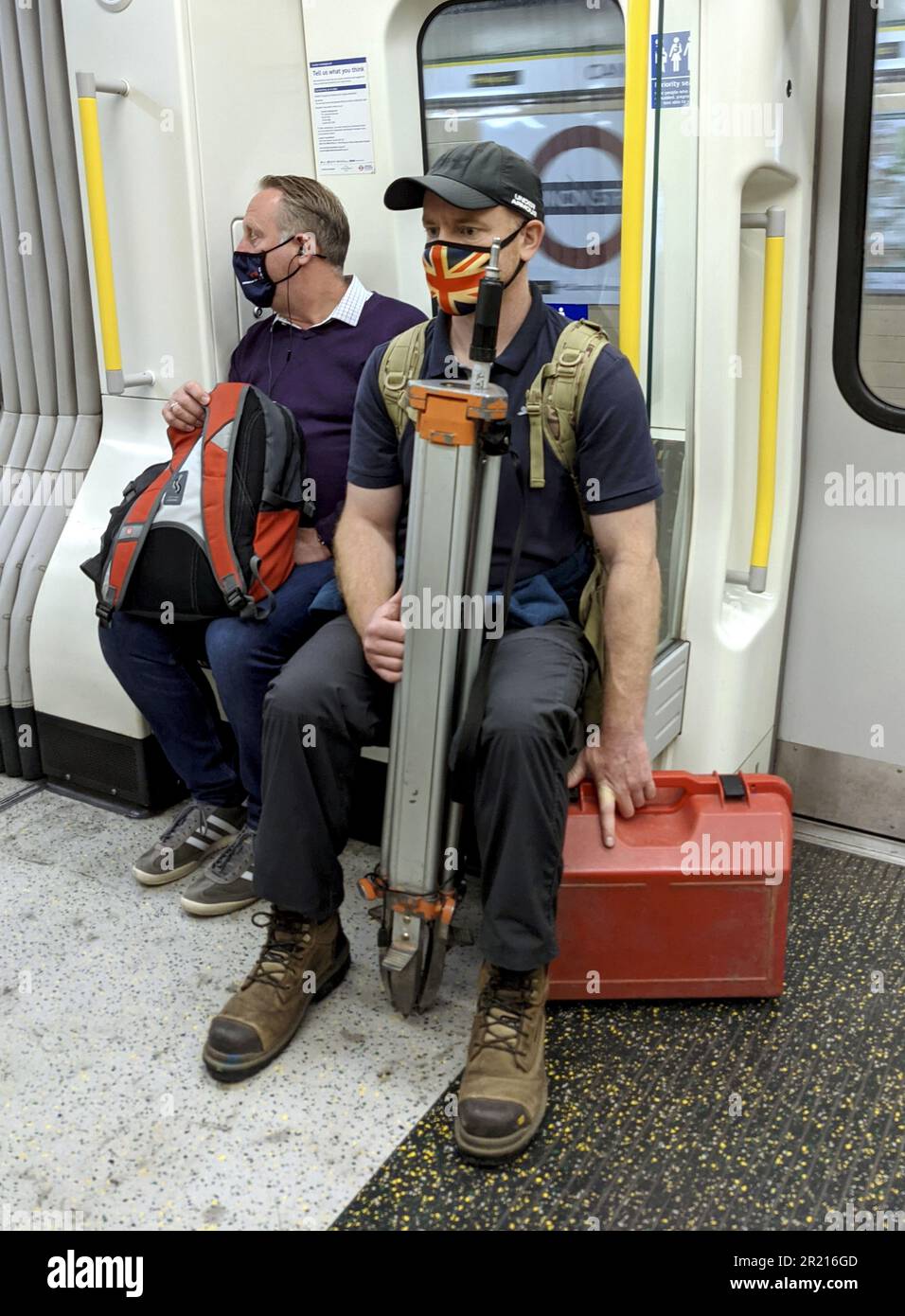 Nachdem die Regierung alle COVID-Beschränkungen in England inmitten der COVID-19-Pandemie gelockert hat, tragen weniger Menschen im Londoner Verkehr Masken oder tragen sie nicht richtig, obwohl die TfL die weitere Verwendung von Masken in ihrem Netzwerk vorschreibt. Stockfoto