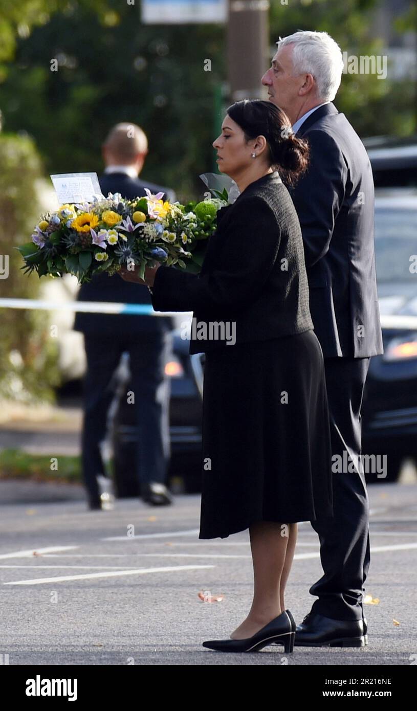 Innenminister Priti Patel und Parlamentssprecher Hoyle, 2 Minuten Schweigen vor der Methodistenkirche von Belfairs in der Eastwood Road North, Leigh on Sea, Southend on Sea, Essex, nachdem Sir David Amess, der konservative Abgeordnete, bei einer Operation in seinem Wahlkreis mehrfach erstochen wurde. Die Polizei sagte, ein 25-jähriger Mann wurde wegen Mordverdachts nach dem Angriff auf die Kirche in Leigh-on-Sea verhaftet. Sie fanden ein Messer und suchten niemanden, der mit dem Vorfall zu tun hatte. Stockfoto