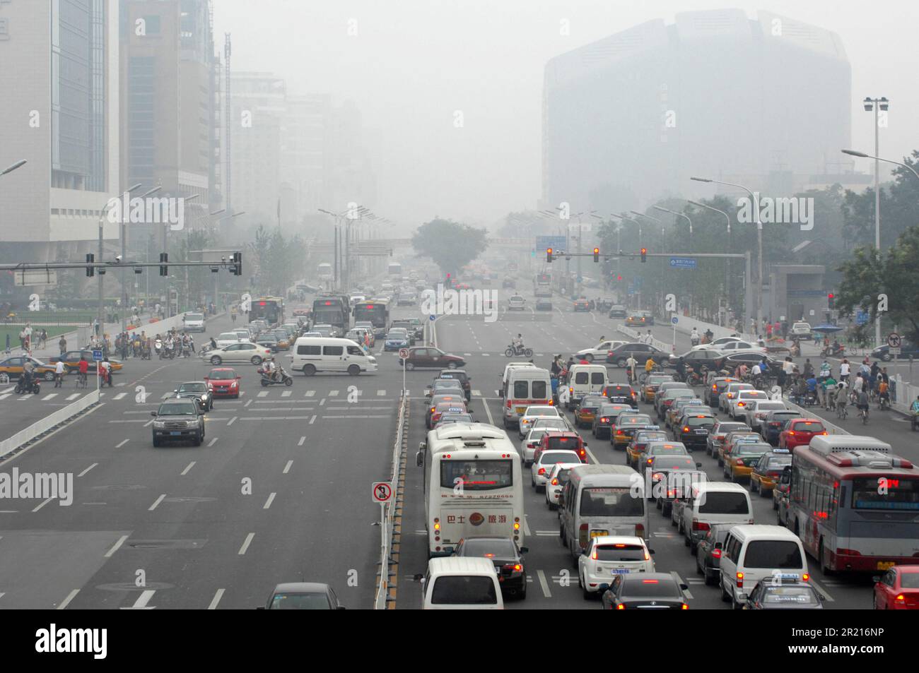 China: Autofahrer fahren in dem schweren Smog, der die Sicht einschränkte, da starker Smog über Peking hängt, während die Verschmutzung bei hohen Temperaturen und hoher Luftfeuchtigkeit zunimmt. Stockfoto