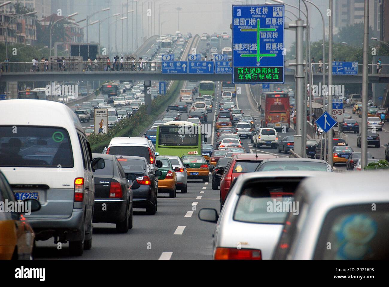 Peking, China - Verkehr auf den Straßen von Peking. Autofahrer fahren in dem schweren Smog, der die Sicht einschränkte, da starker Smog über Peking hängt, während die Verschmutzung bei hohen Temperaturen und hoher Luftfeuchtigkeit zunimmt. Stockfoto